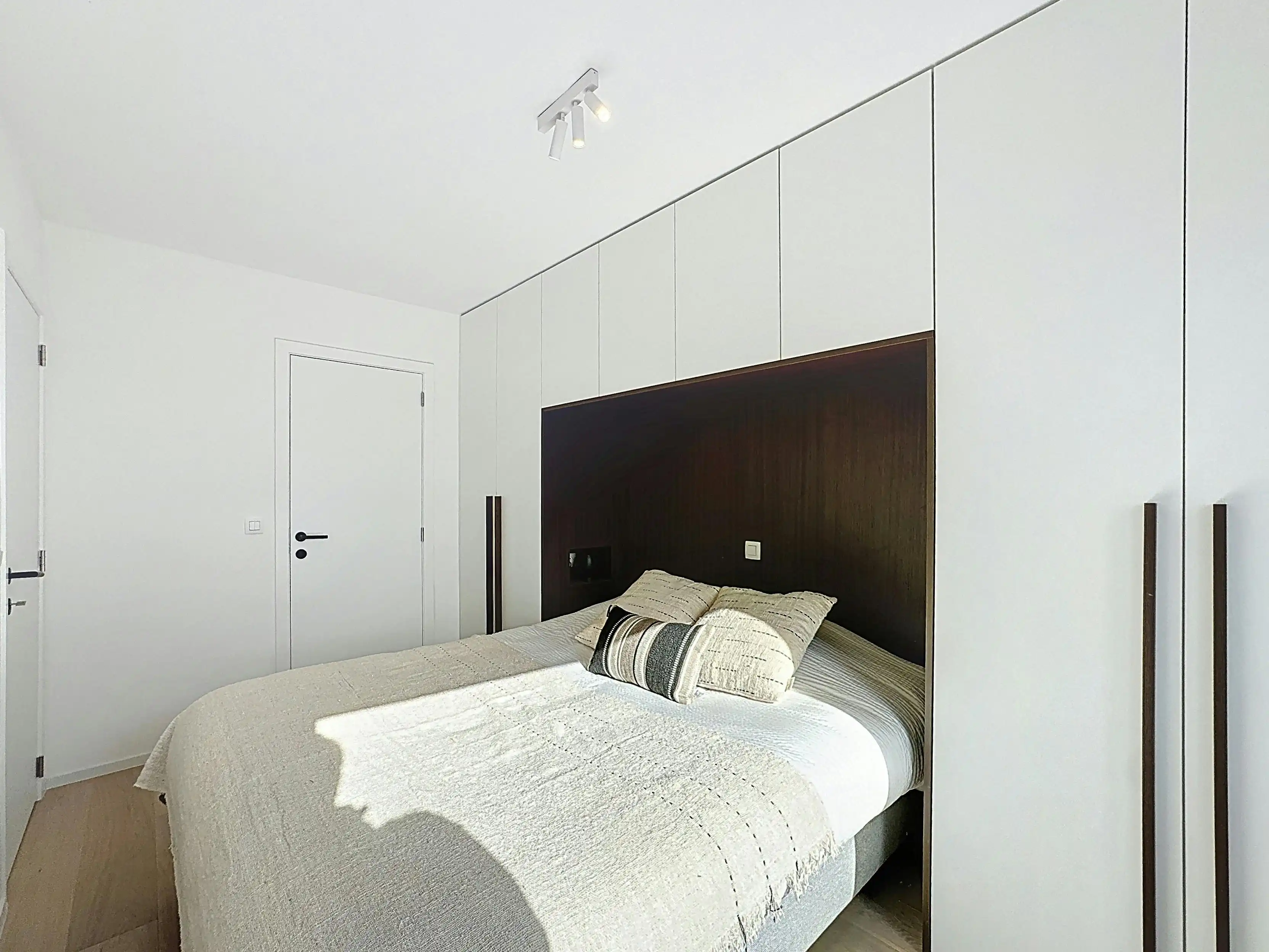 Knap appartement vlakbij het Heldenplein in Heist te koop foto 8