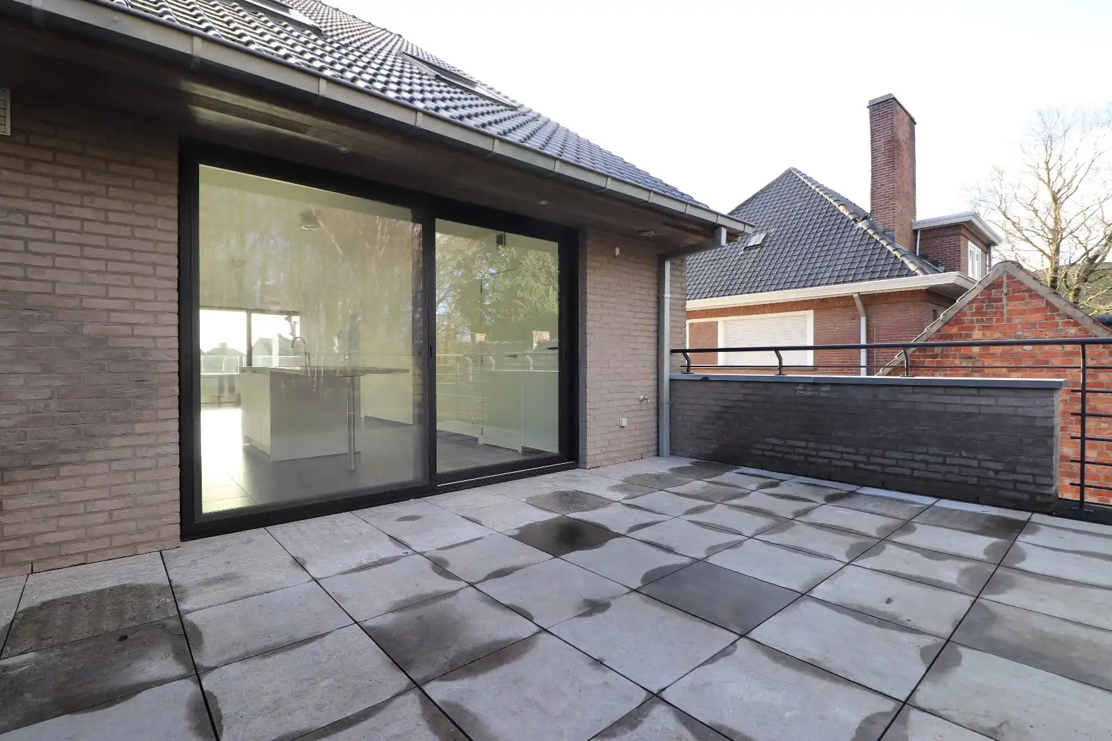 Lichtrijke woning met carport foto 10