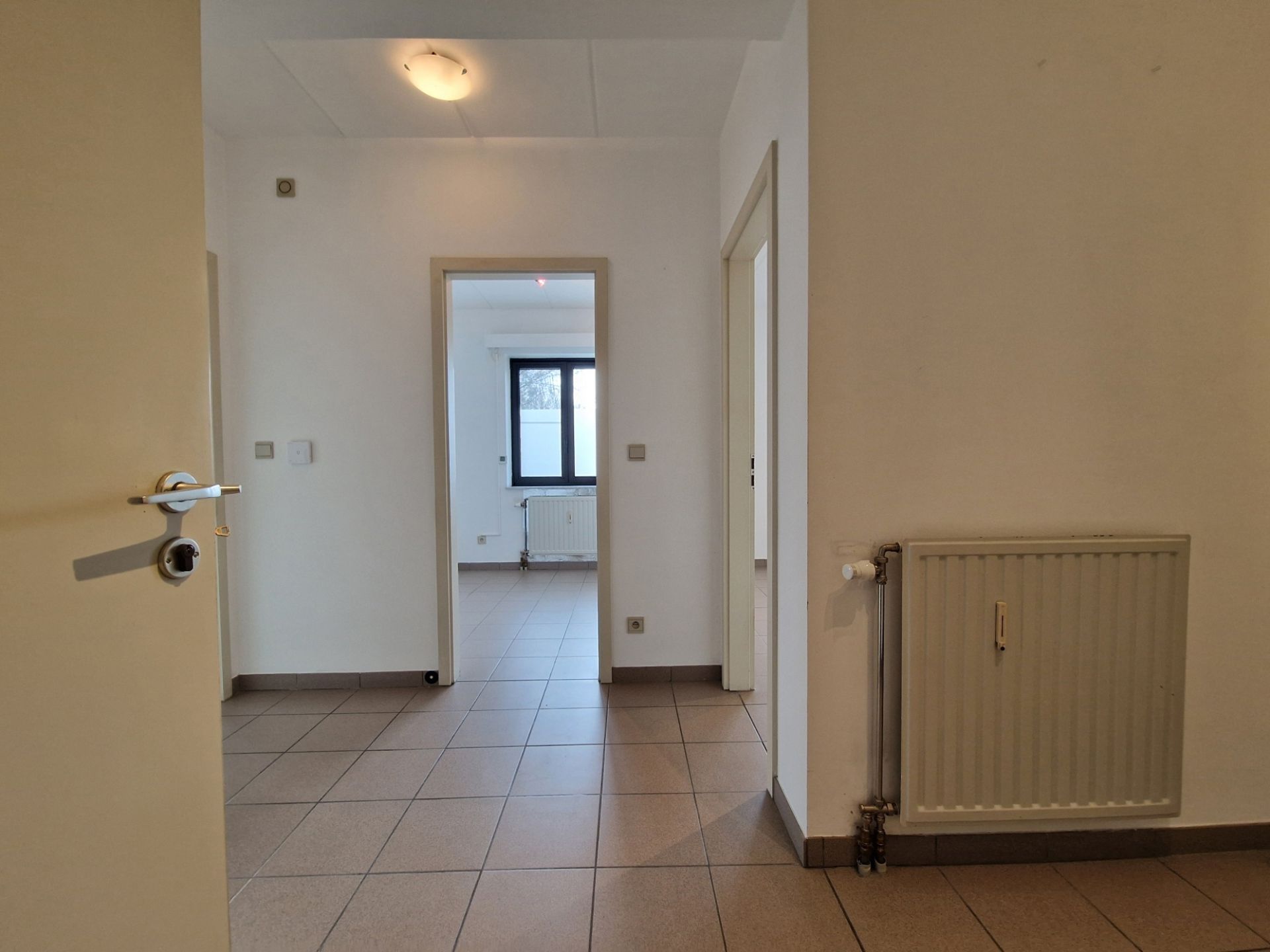 Instapklaar appartement met 2 slaapkamers, berging & parking foto 3