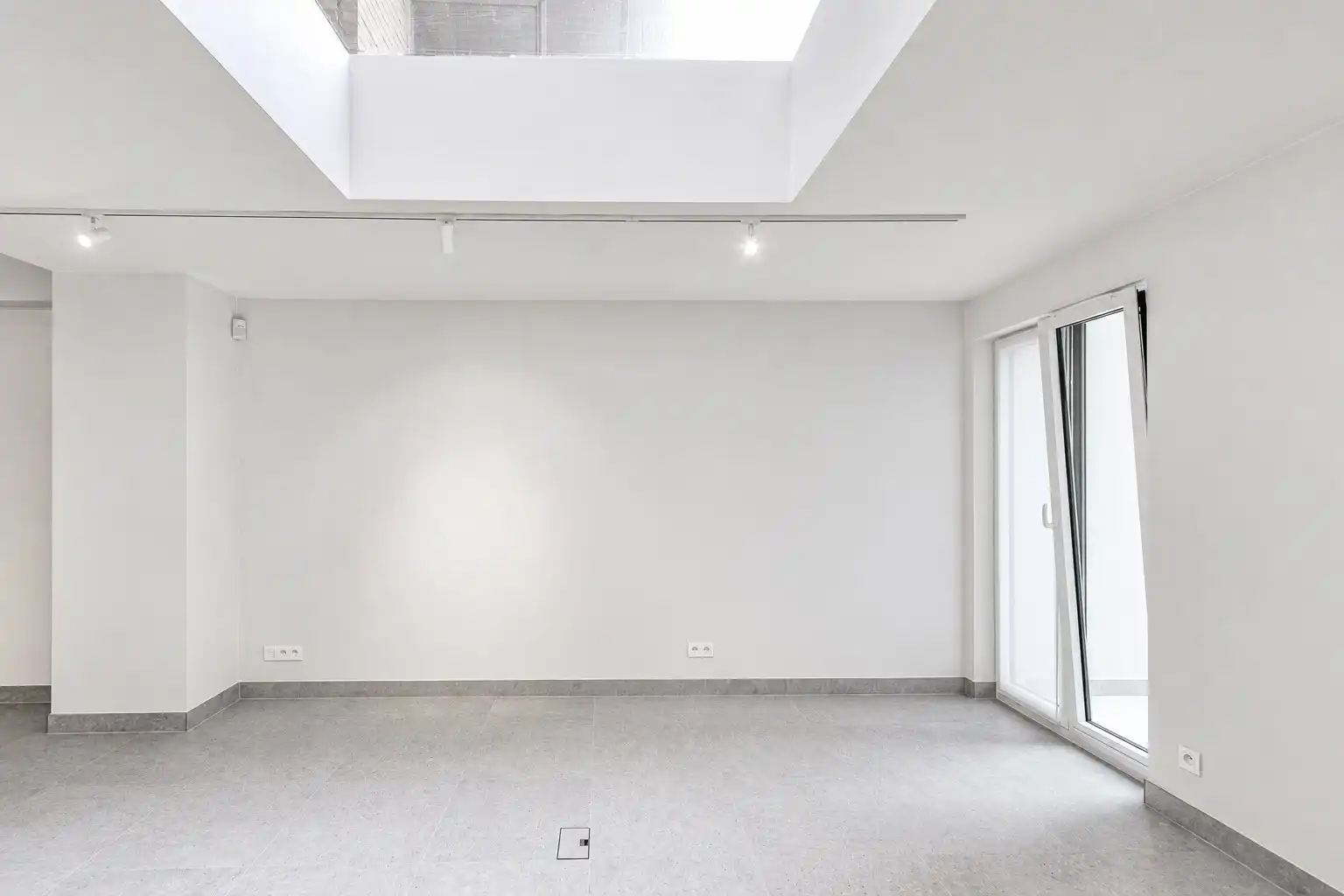 Instapklare winkel- en galerijruimte met studio en privatieve koer op de Zeedijk 694 foto 7