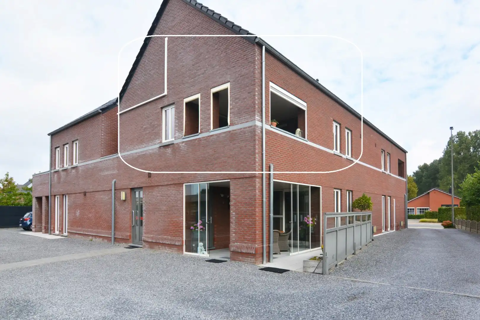 Energiezuinig duplex-appartement met 2 slpk, terras en carport met berging. foto 2