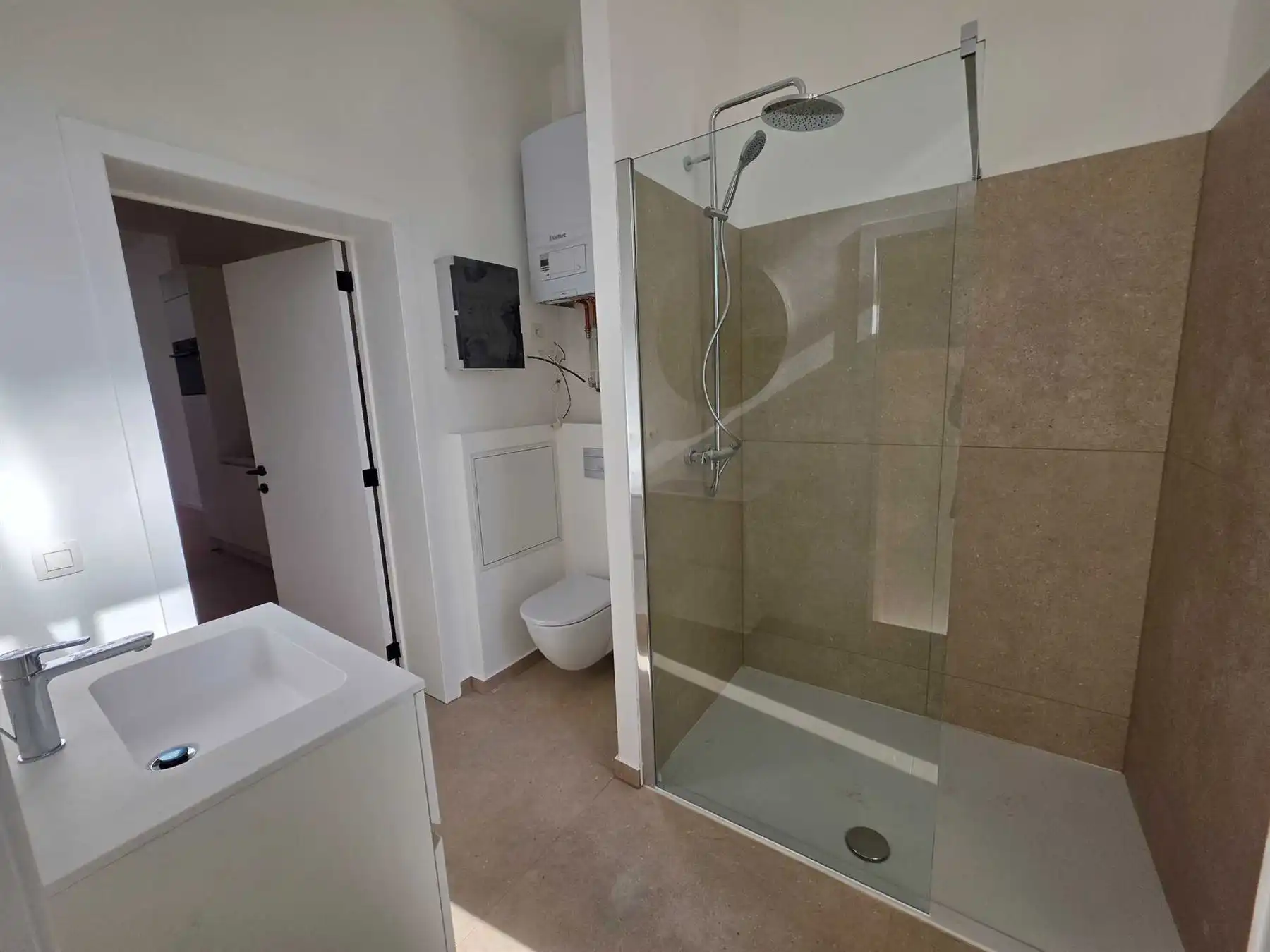 Volledig gerenoveerd appartement met 1 slaapkamer, balkon en terras nabij Zurenborg foto 6