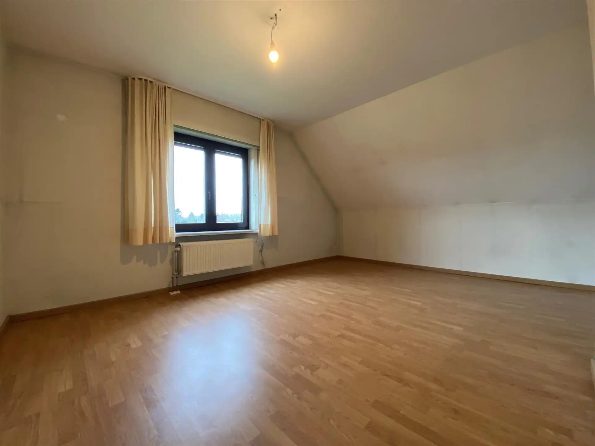 Halfopen woning met 4 slaapkamers en 2 badkamers. foto 23