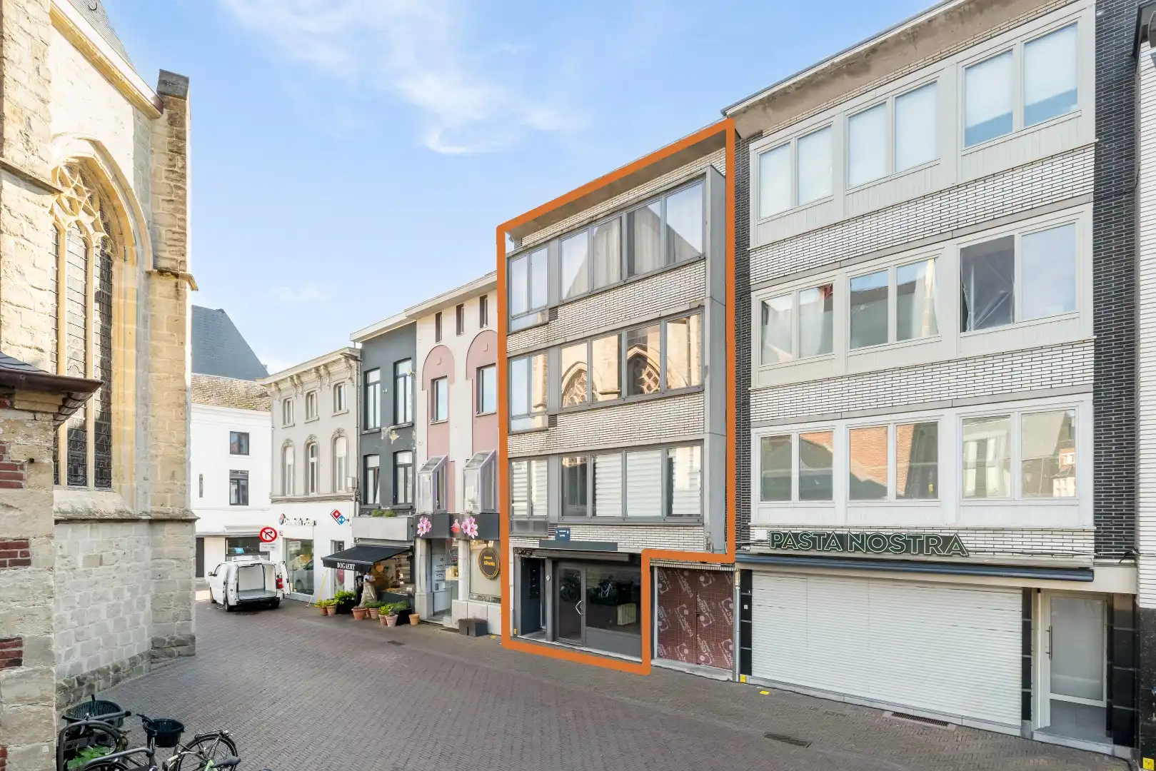 Centraal gelegen opbrengsteigendom - 4 entiteiten foto {{pictureIndex}}