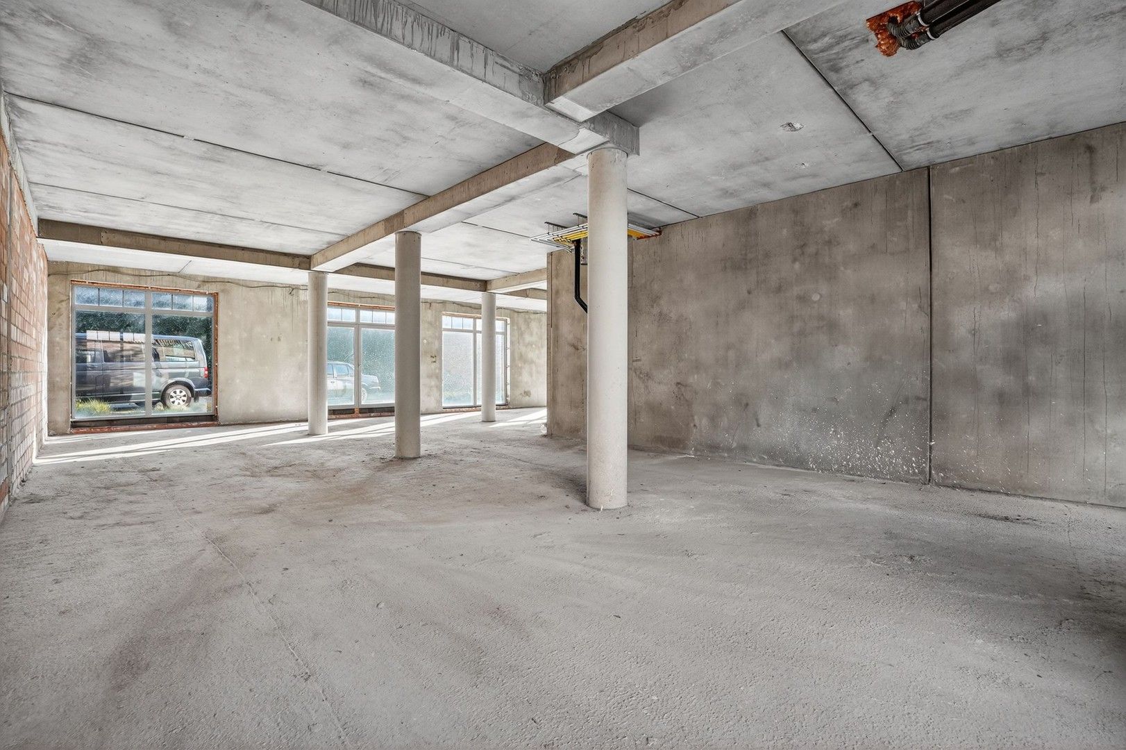 Casco handelsruimte met garage in het centrum van Oostrozebeke! foto 3