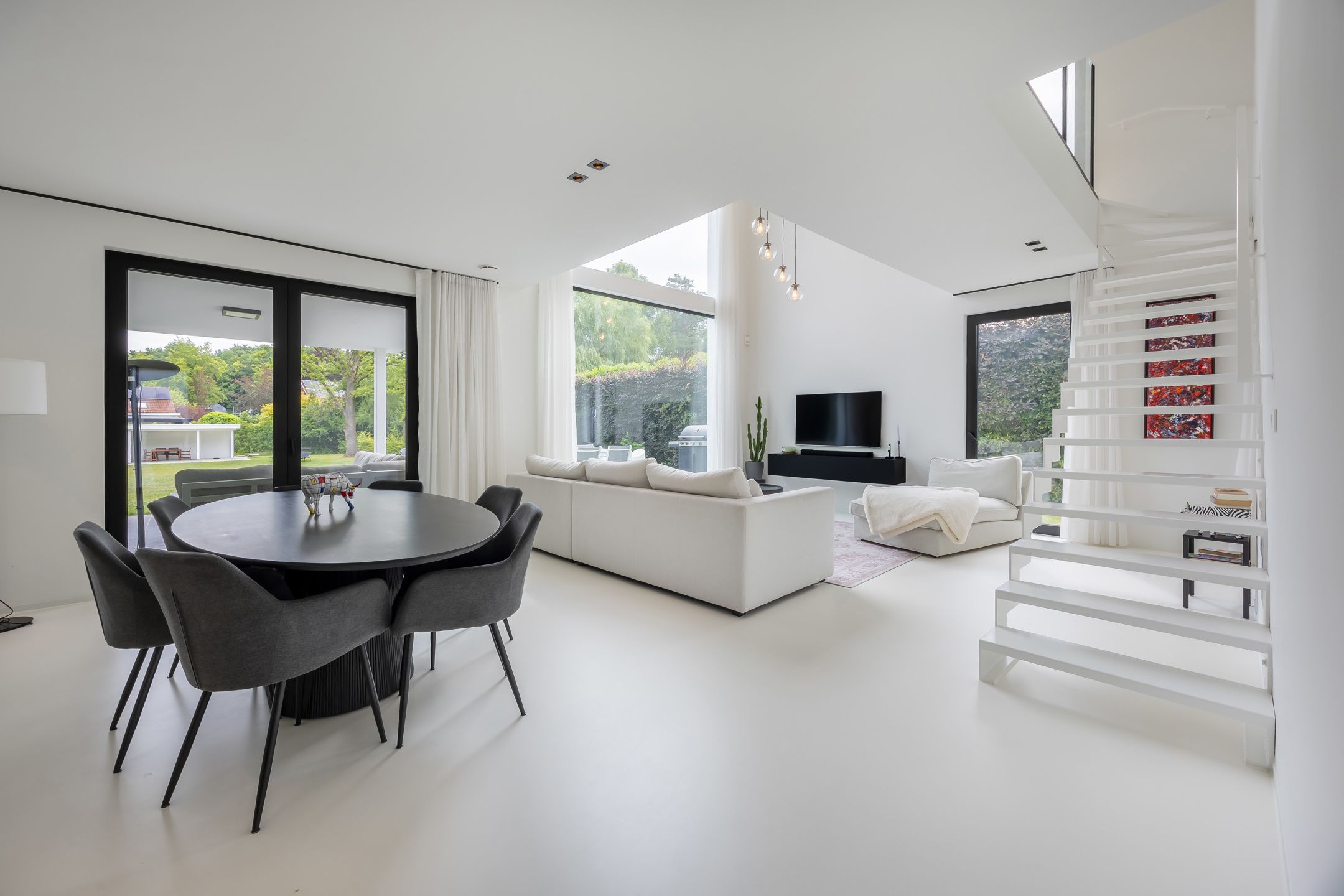 Moderne, recente villa met grote tuin en veel lichtinval foto 17