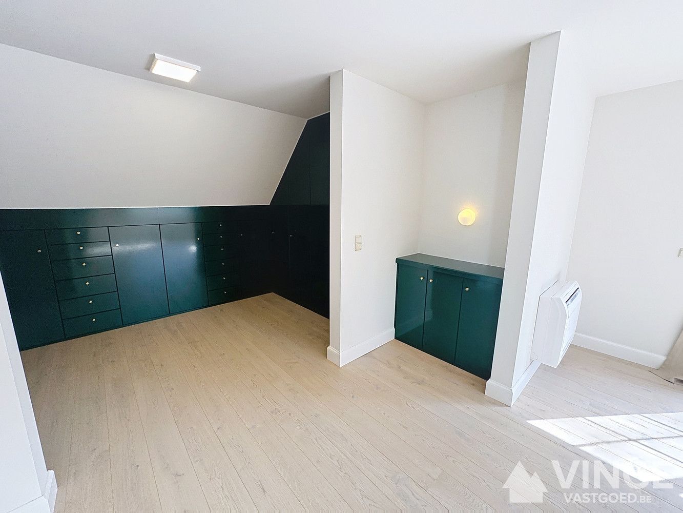Prachtige villa in een rustige straat, omringd door groen foto 18