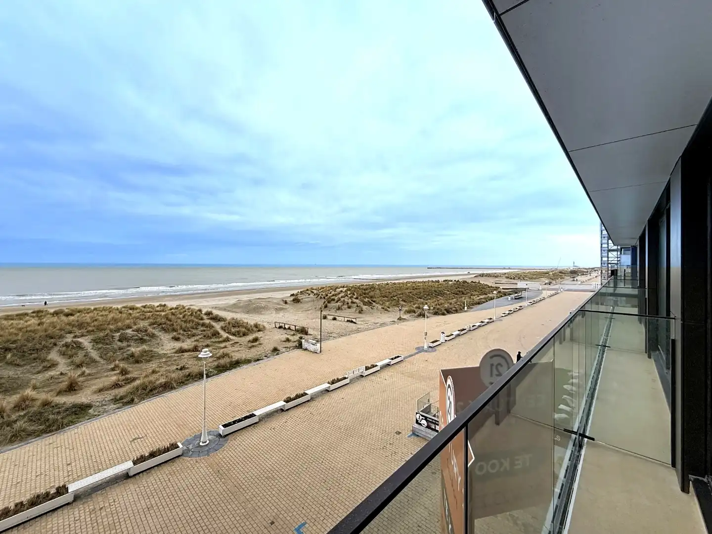 Instapklare studio met frontaal zeezicht te Nieuwpoort foto {{pictureIndex}}