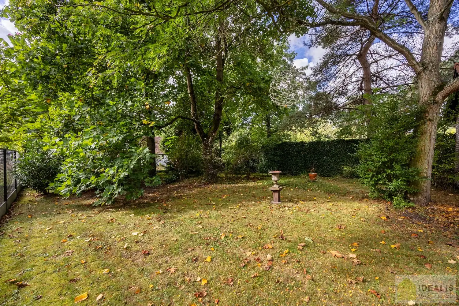 STATIG, STRAK EN UITERST RUIM COMPLEX MET HOOGSTAANDE AFWERKING EN OOG VOOR DETAIL. MOMENTEEL VOORZIEN VAN 3 SLAAPKAMERS, RIANTE LEEFRUIMTES ÉN UNIEKE LANDSCAPE KANTOORRUIMTES OP RESIDENTIËLE DOCH GUNSTIGE LOCATIE!! Dit exclusieve complex omvat maar liefst +-400m² netto bewoonbare oppervlakte! Kenmerkend aan dit statige pand is de unieke voorgevel die bezet is met keramische kunst van Pieter Stockmans. Gelegen op een residentiële locatie in een rustige woonstraat doch op enkele minuten van het centrum van Genk! foto 61