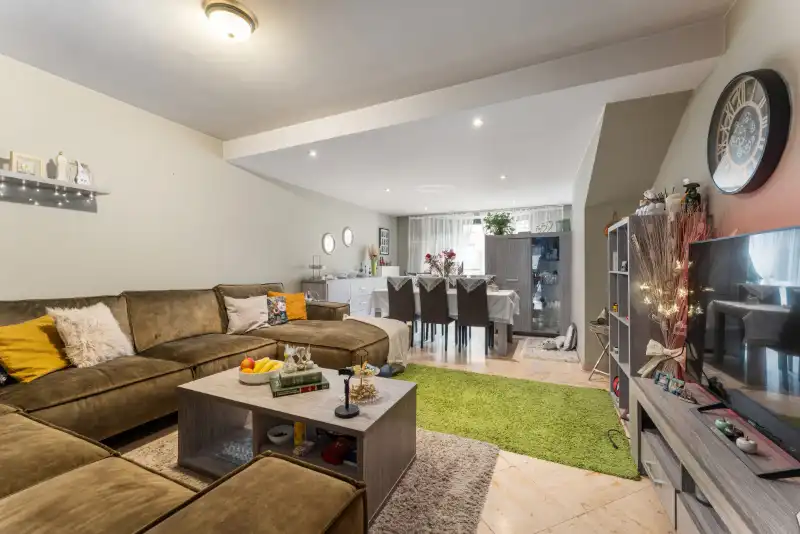 Genoveerd appartement met drie slaapkamers en terras van 82m² foto 3