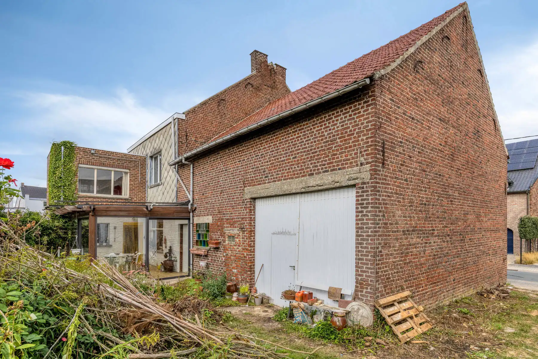 Ruime te renoveren woning met opslagplaats in hartje Gooik foto 2