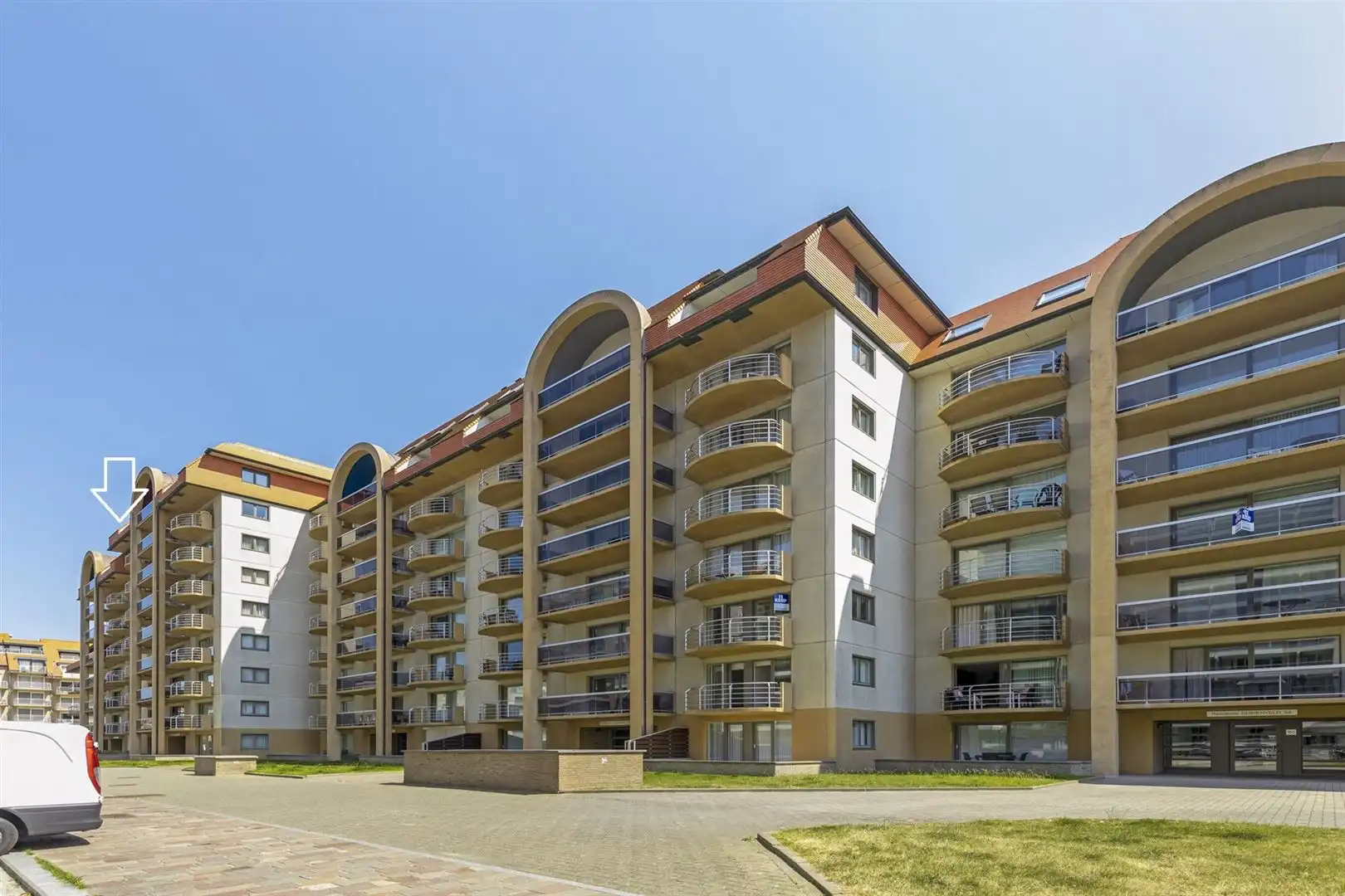 Riante dakstudio met groot terras en terrasberging foto 2