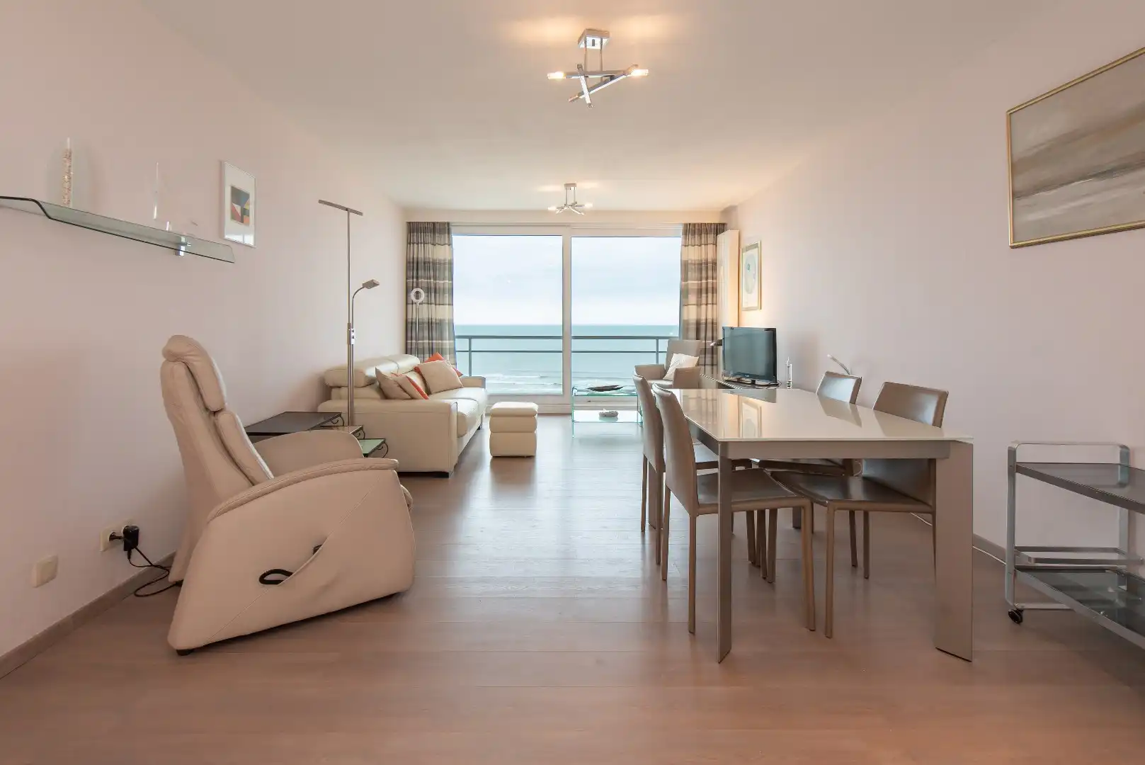 Lichtrijk doorloopappartement op het 5de verdiep foto {{pictureIndex}}