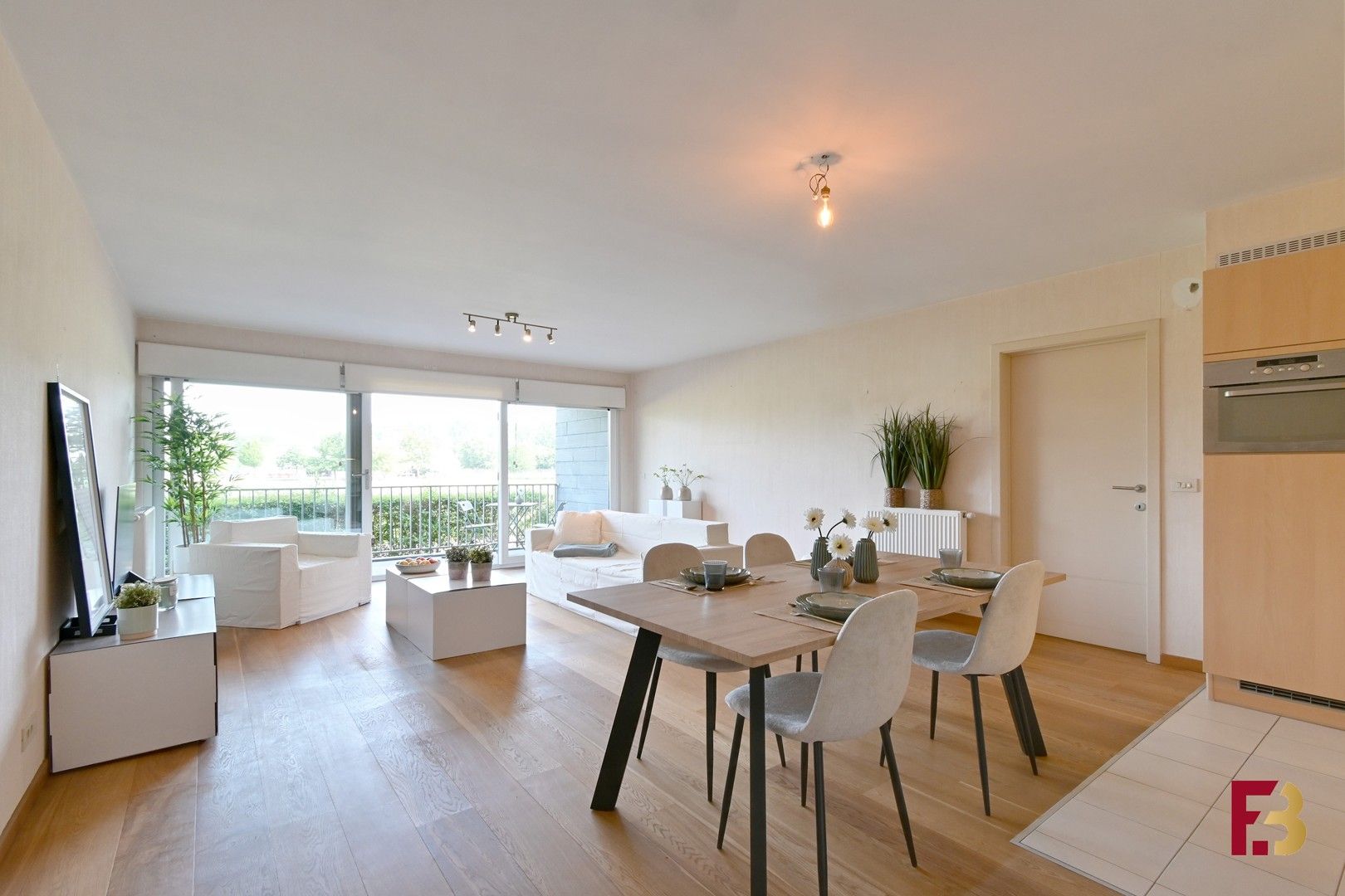 Lichtrijk gelijkvloers appartement met 2 terrassen en uitzicht op groen – hartje Eke foto {{pictureIndex}}