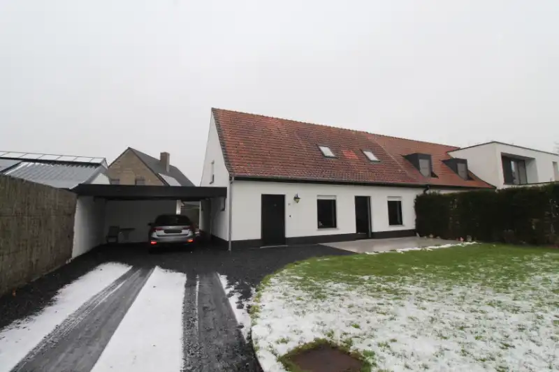 Gerenoveerde woning met drie/vier slaapkamers te Kachtem foto {{pictureIndex}}