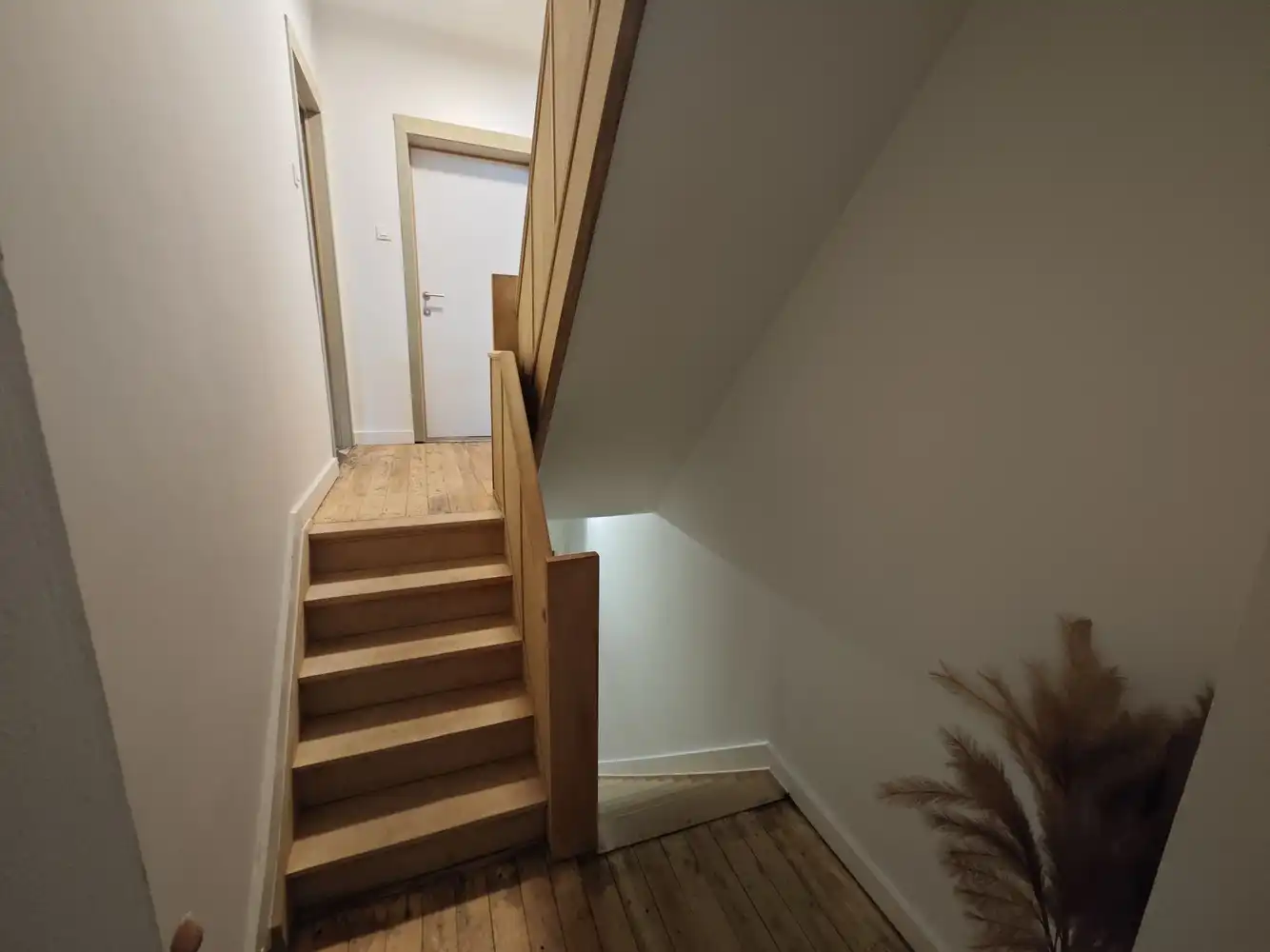 Volledig gerenoveerde stadswoning met 4 slpks, 2 badk. en privéparking. foto 15