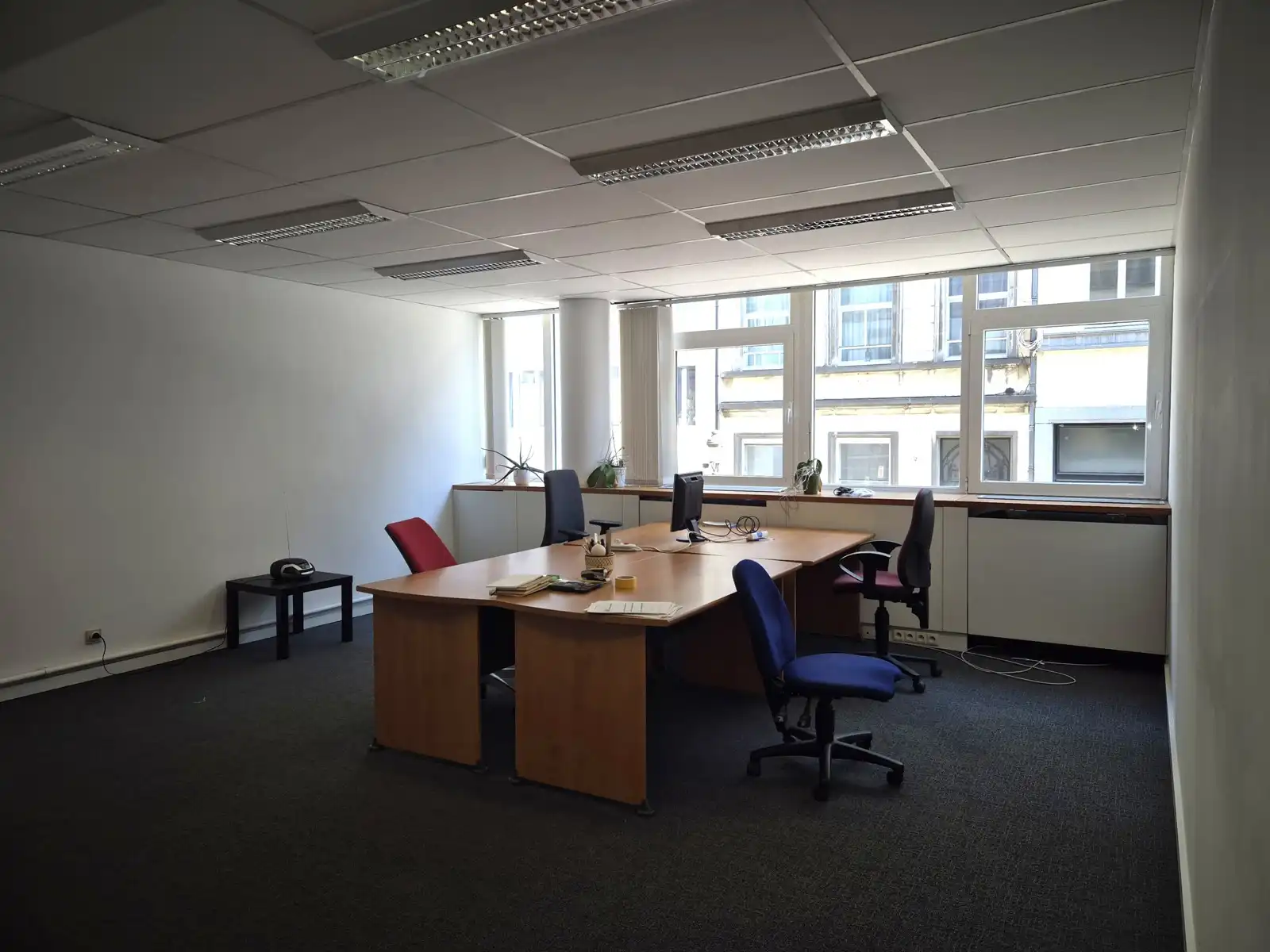 Ruime kantoorruimte met aparte bureaus in het centrum  foto 3