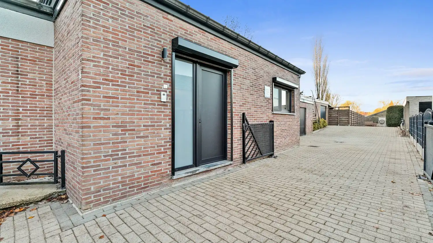 Woning met 2 slaapkamers, ruime garage en tuin foto 2