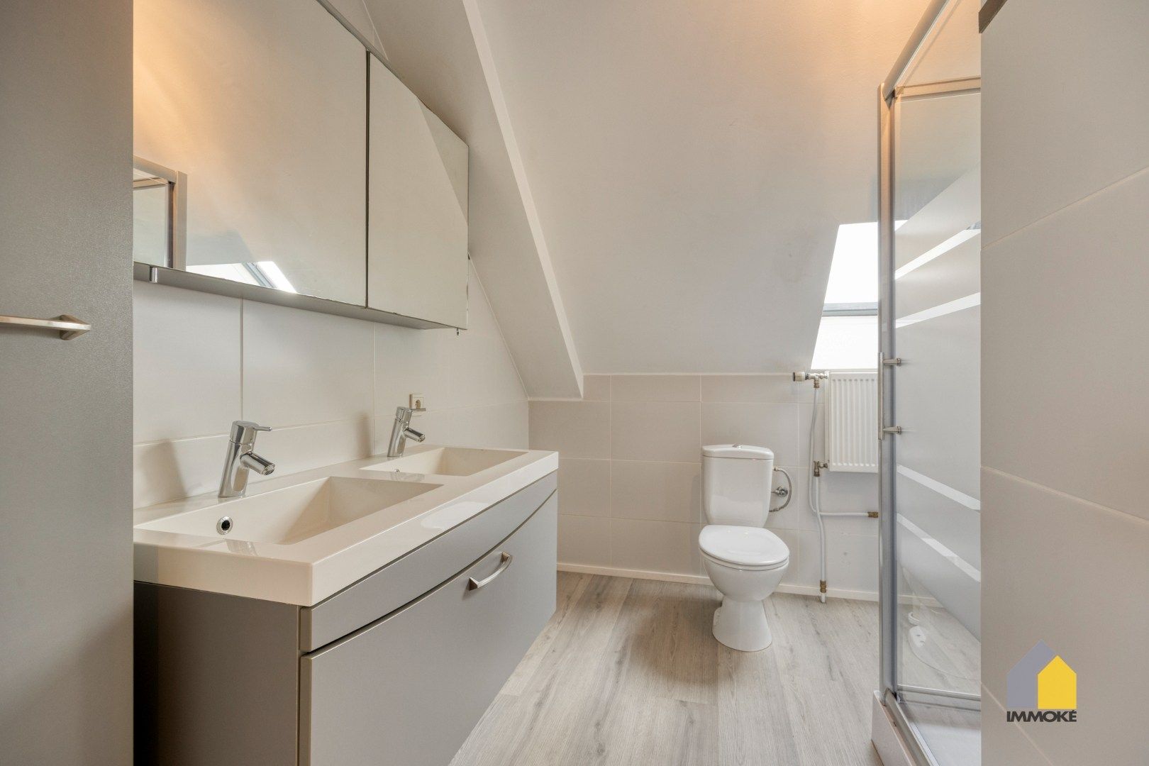 Modern appartement met 2 slpks en parking. foto 13