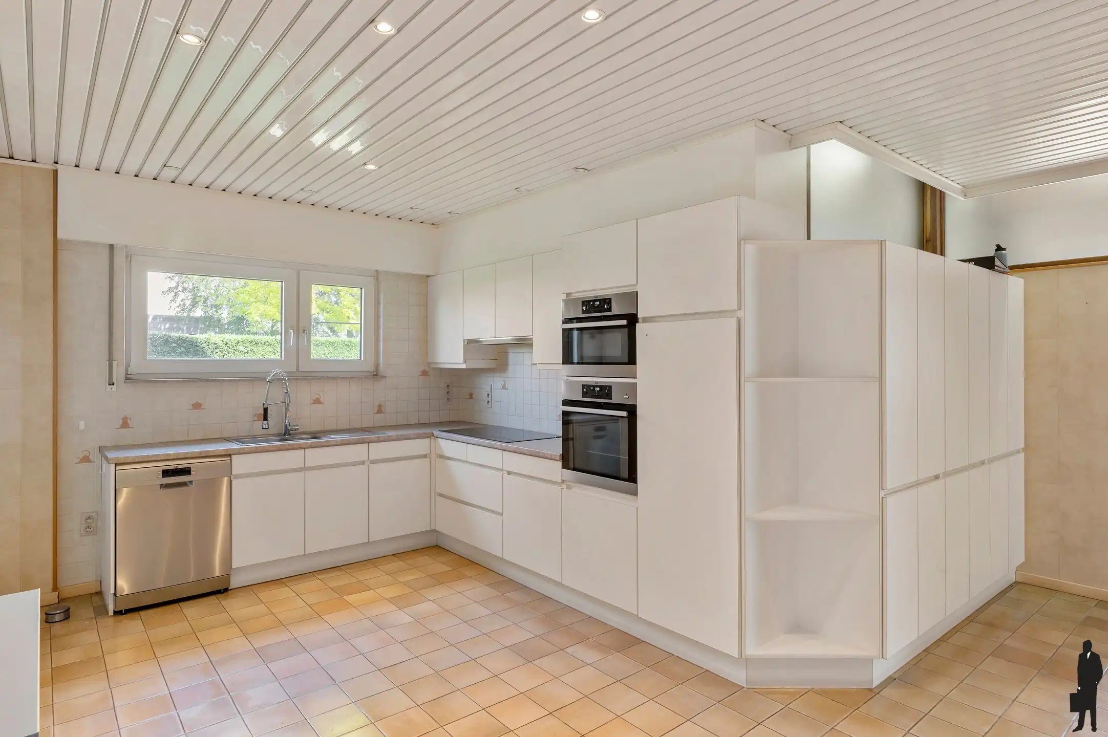 Rustig gelegen ruime gezinswoning met maar liefst 7 slaapkamers, meerdere garages en tal van praktische troeven. foto 11
