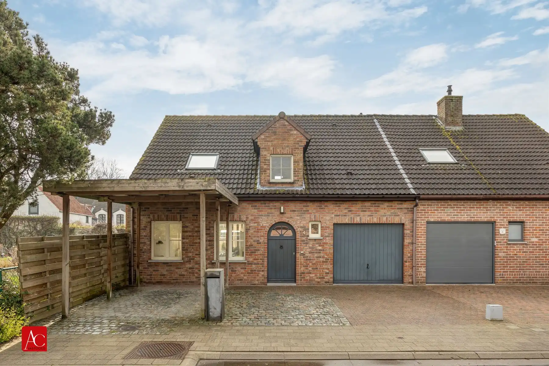 Instapklare halfopen bebouwing met garage en veranda foto {{pictureIndex}}