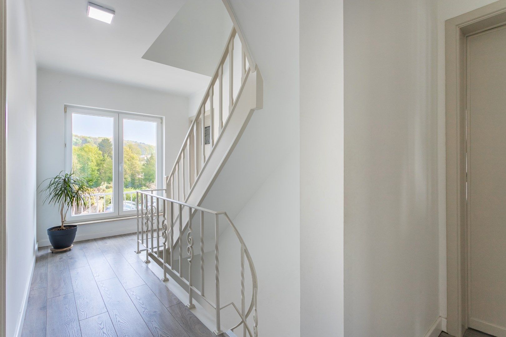 Instapklare woning te Dworp met 5 slkp., garage en tuin foto 11