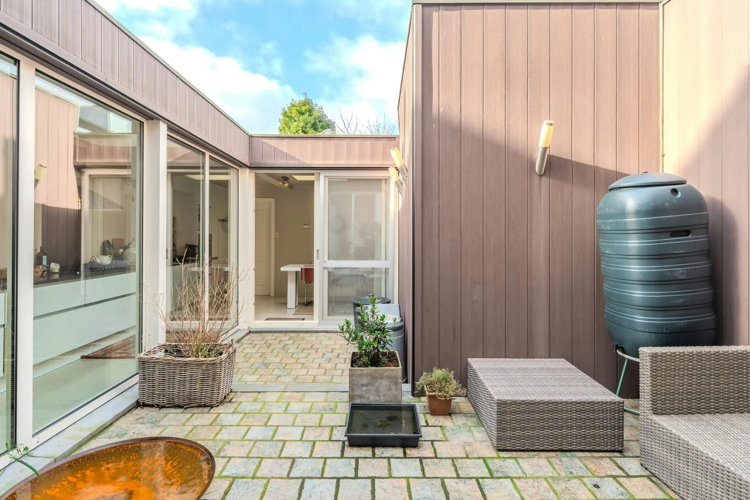 Ruime woning met vijf slaapkamers en gezellige stadskoer foto 7