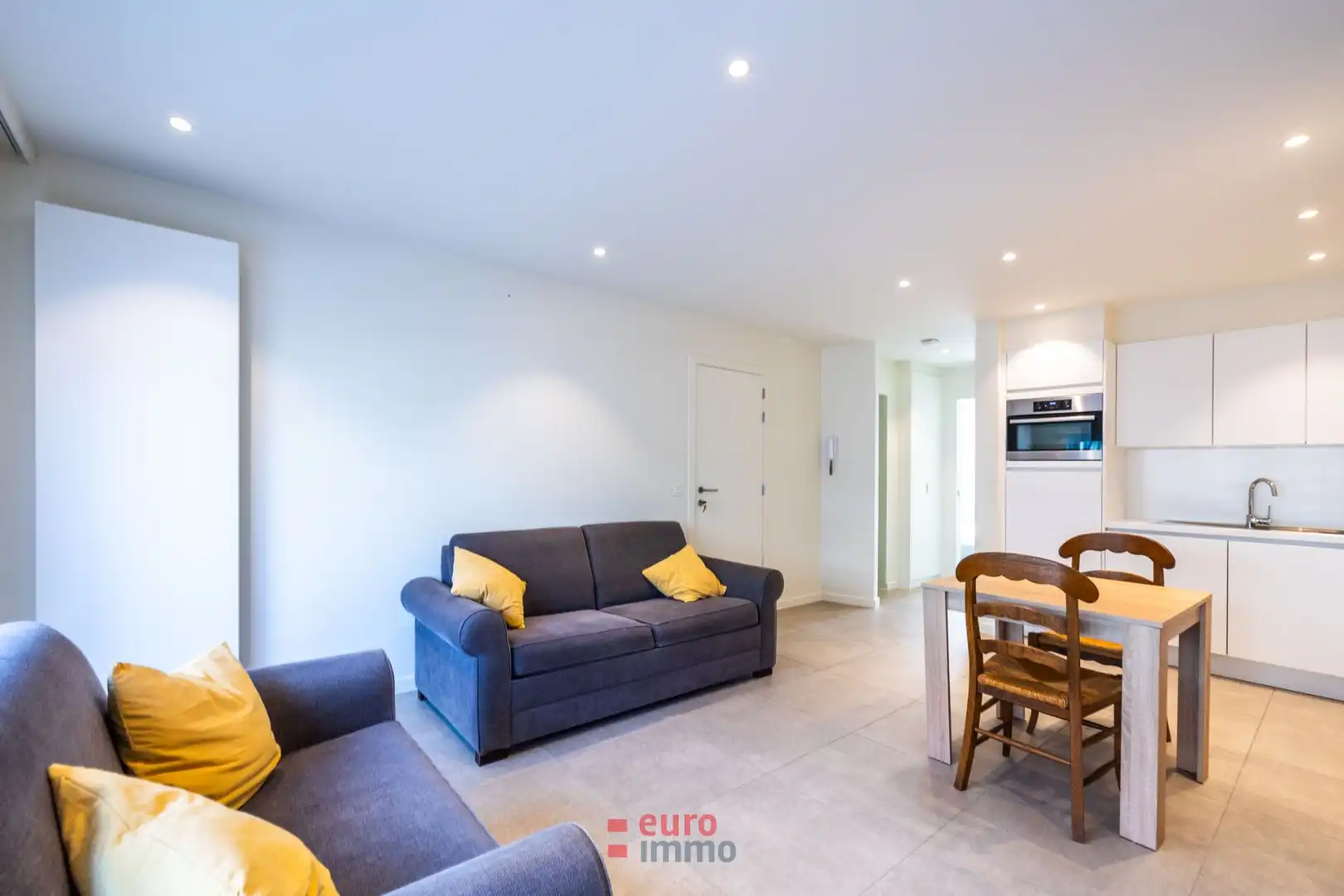 Compleet gerenoveerd appartement met 2 slaapkamers. foto 3