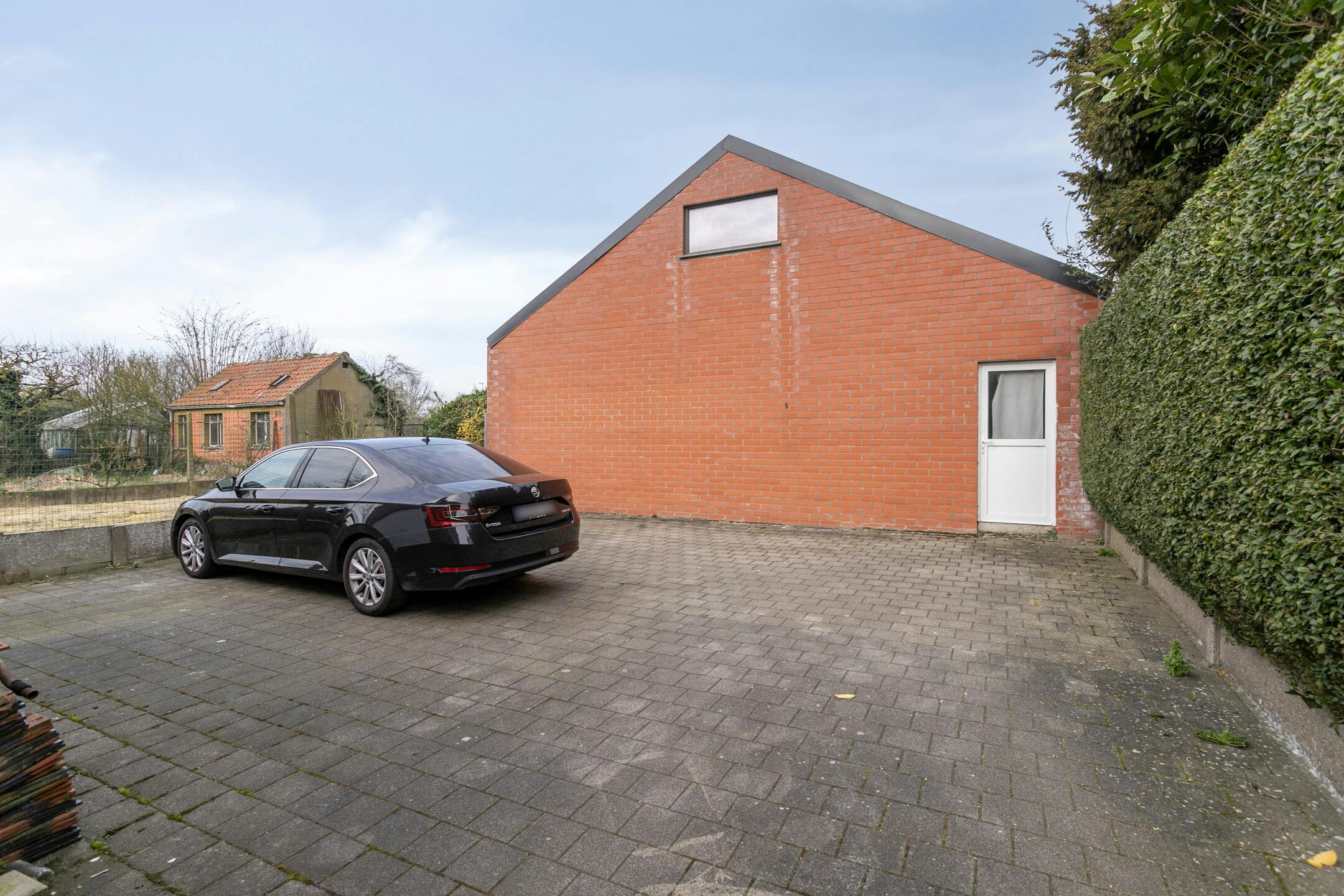 Modern magazijn van 145m² samen met ruime gezinswoning te koop in Bissegem foto 4
