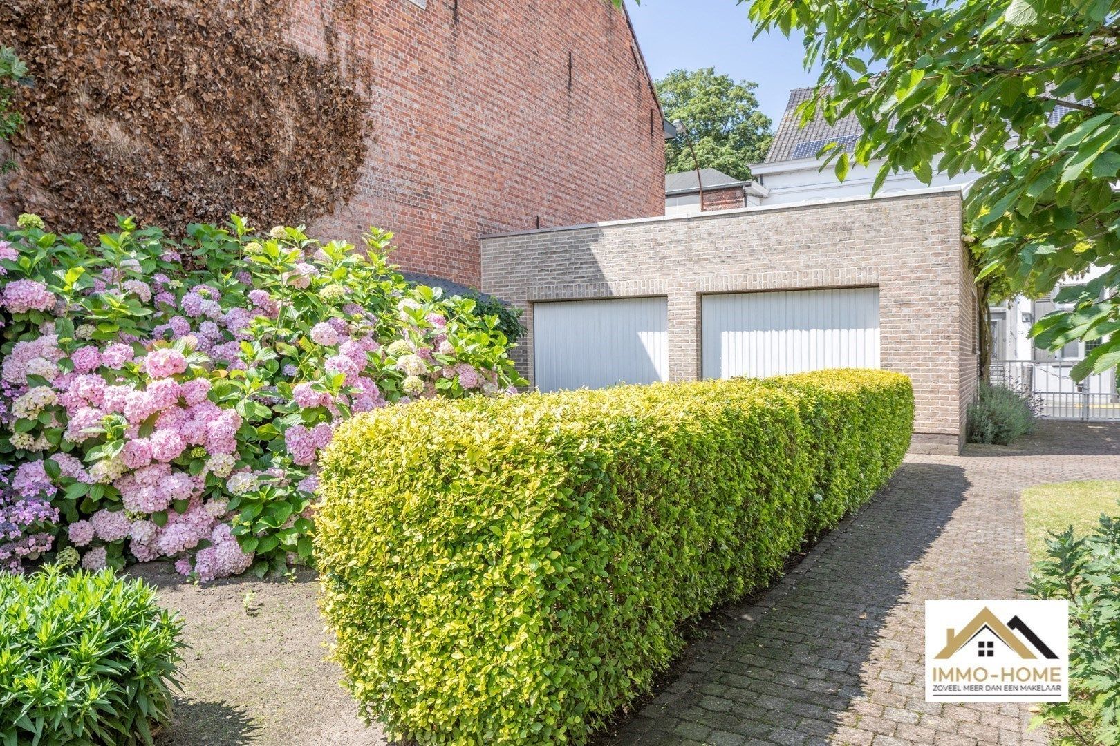 Twee appartementen met twee garages!  foto 3