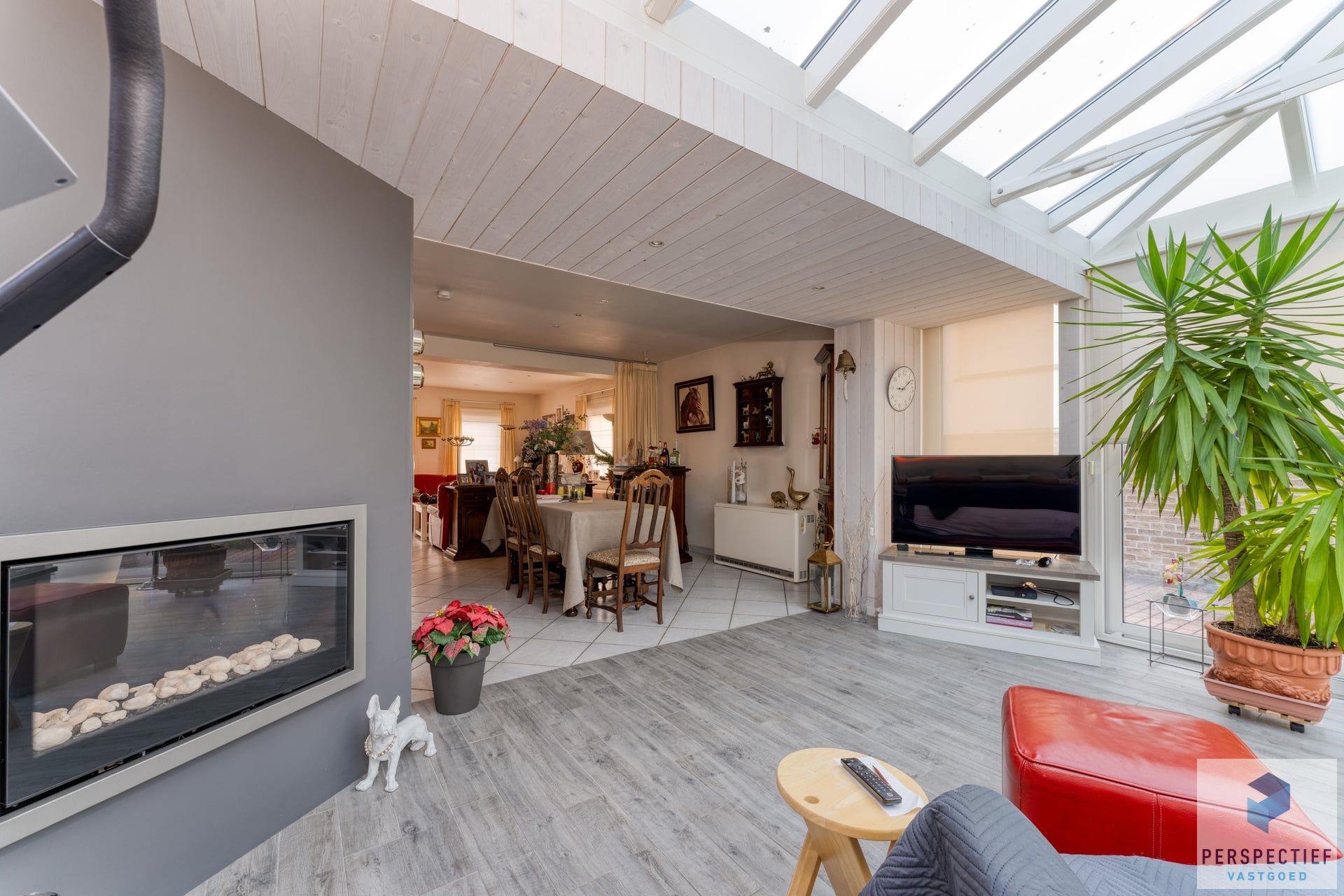 Statige ruime villa met loods en ingerichte studio in een rustige omgeving foto 8