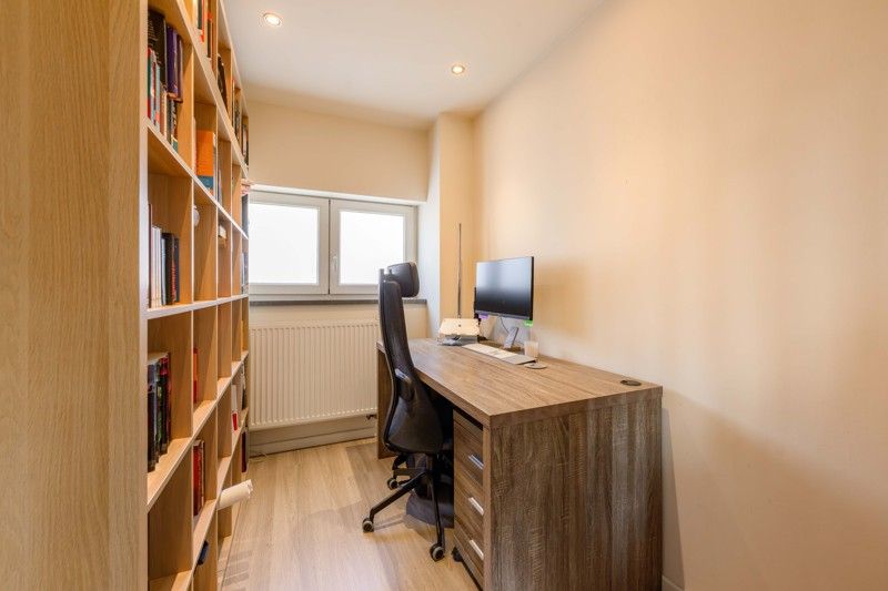 PERFECTE STARTERSWONING! Tot in de puntjes gerenoveerde woning nabij hartje Beveren-Leie! foto 15