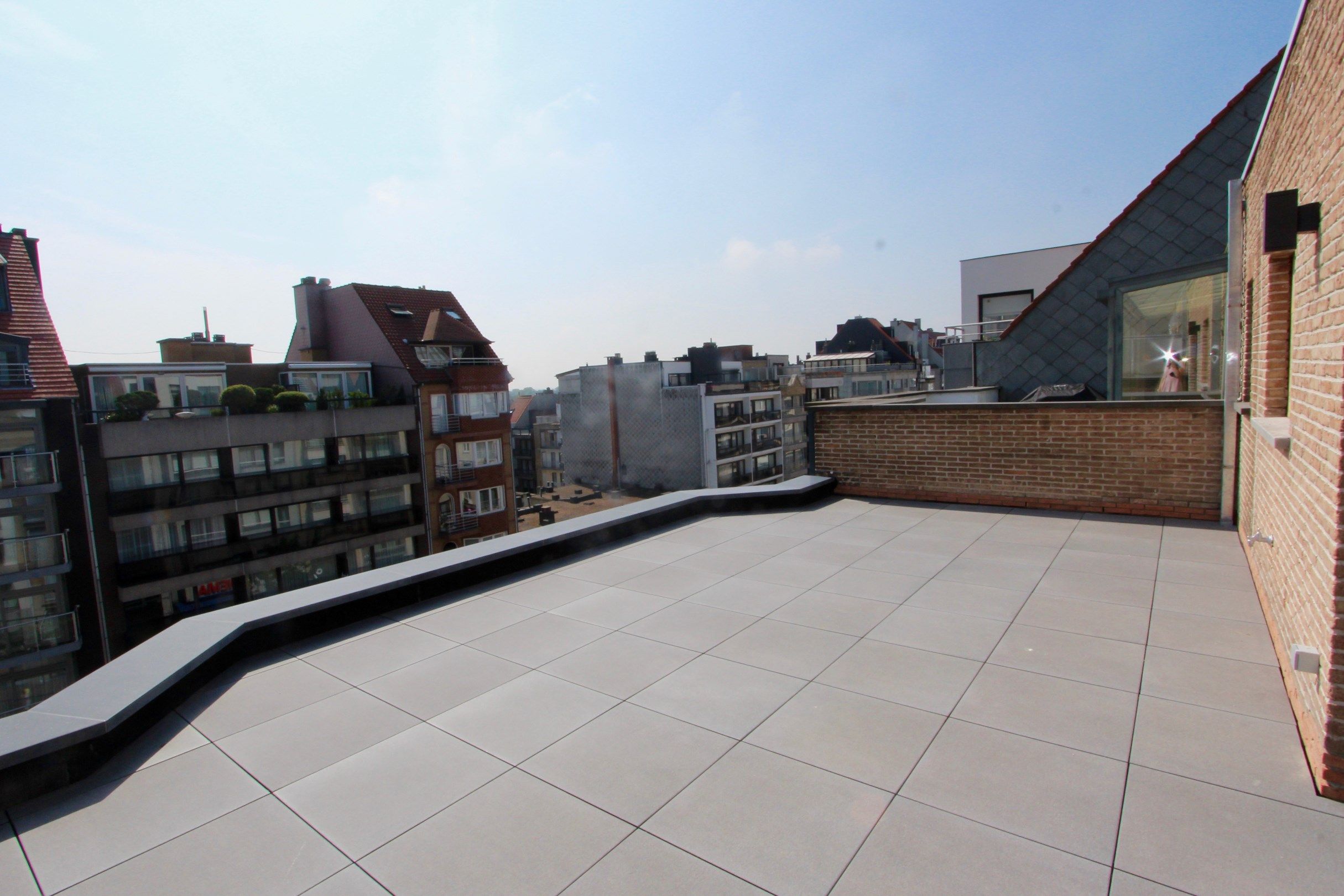 ONGEMEUBELD: Integraal gerenoveerd 2-kamer appartement te Lippenslaan voorzien van 2 ruime zonneterrassen.  foto 1