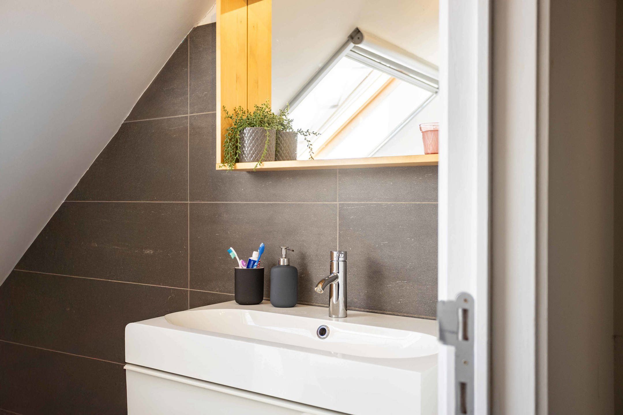 Goed gelegen, ruime & instapklare eigendom met tuin & garage foto 29