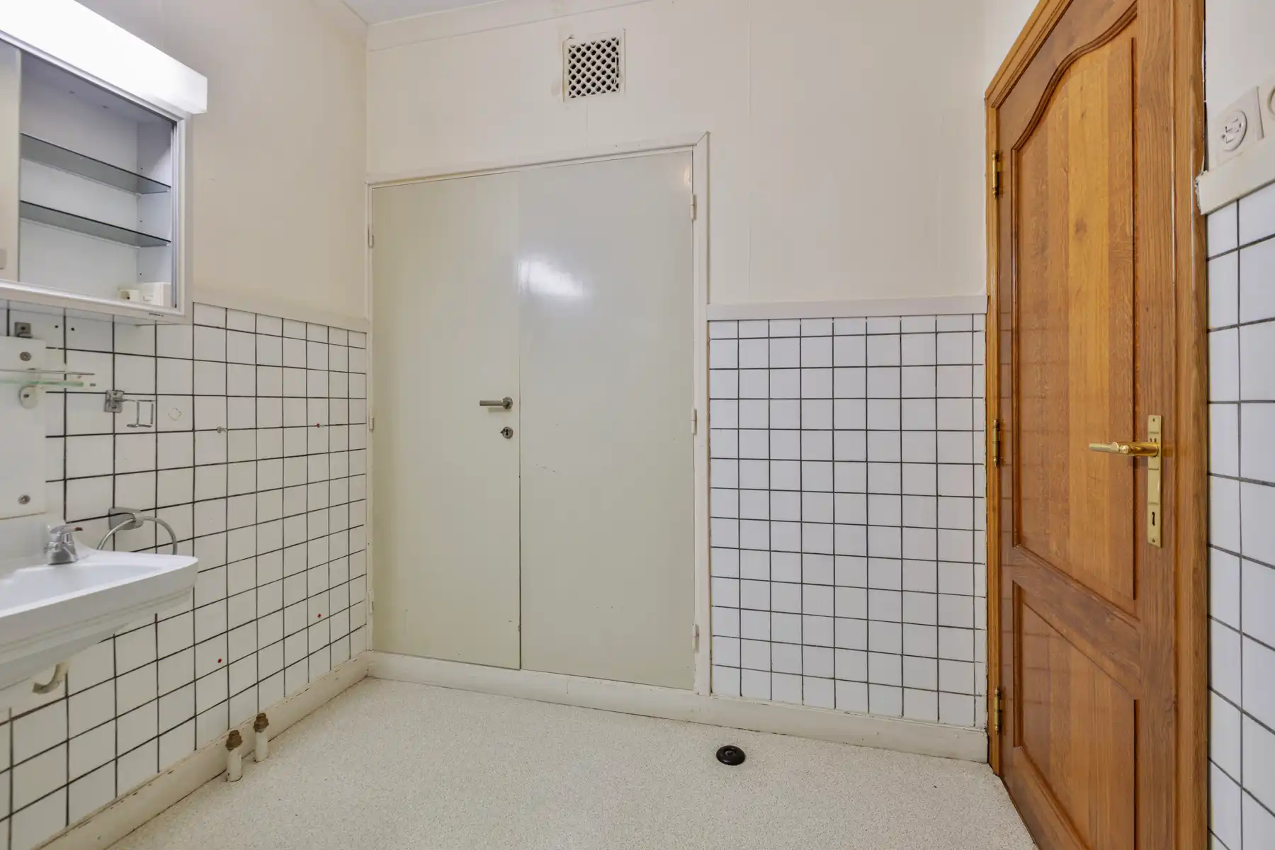 Handelszaak en ruime woning (4 slpk.) in hartje Maaseik.  foto 27