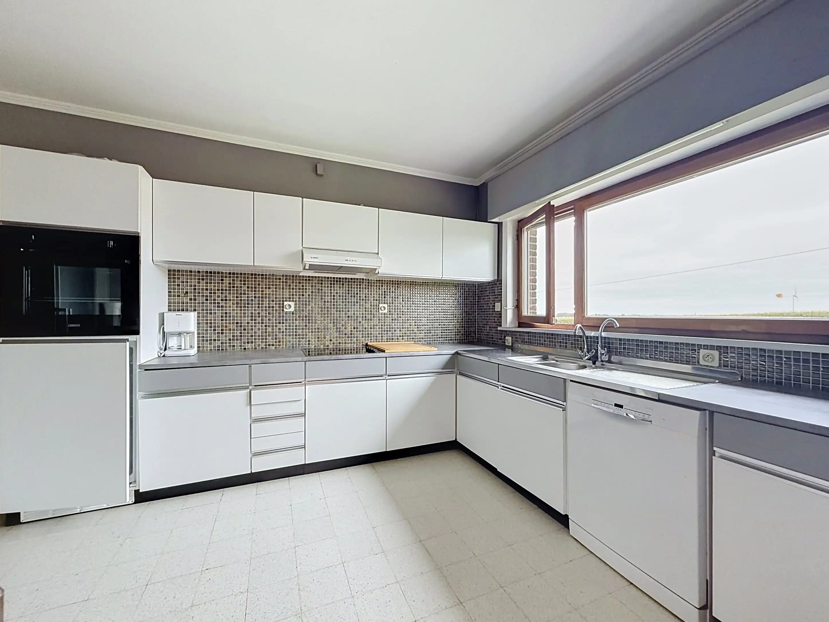 Landelijk gelegen gelijkvloerse villa te huur in Zonnebeke met 2 slaapkamers, garage, grote tuin en prachtig uitzicht! foto 7