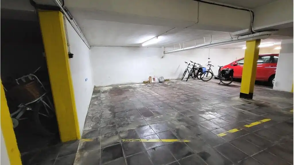 Ruim 2-slaapkamerappartement + Autostandplaats te huur in Assebroek Brugge foto 12