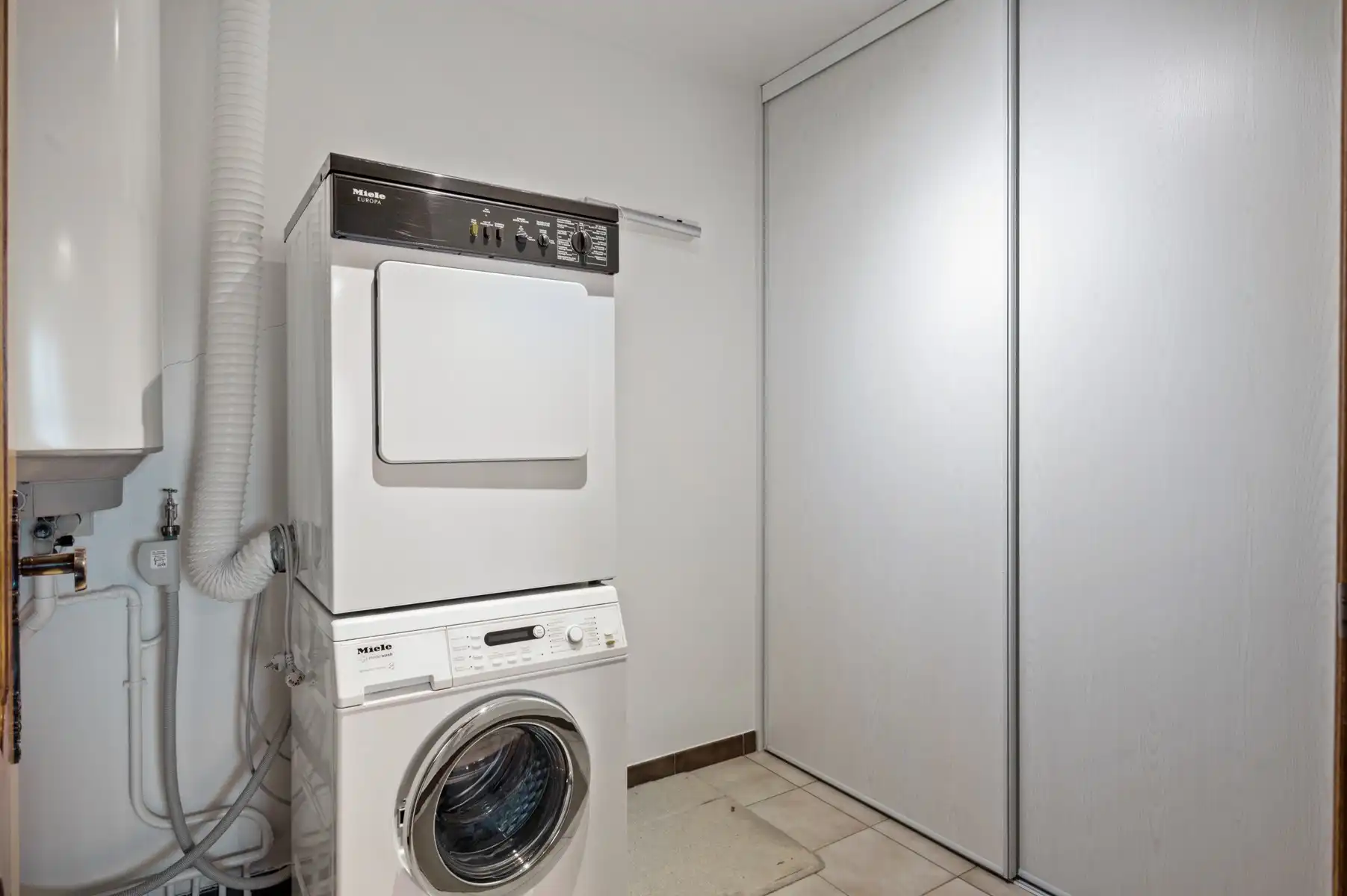 Lichtrijk appartement met panoramisch parkzicht en terras foto 13