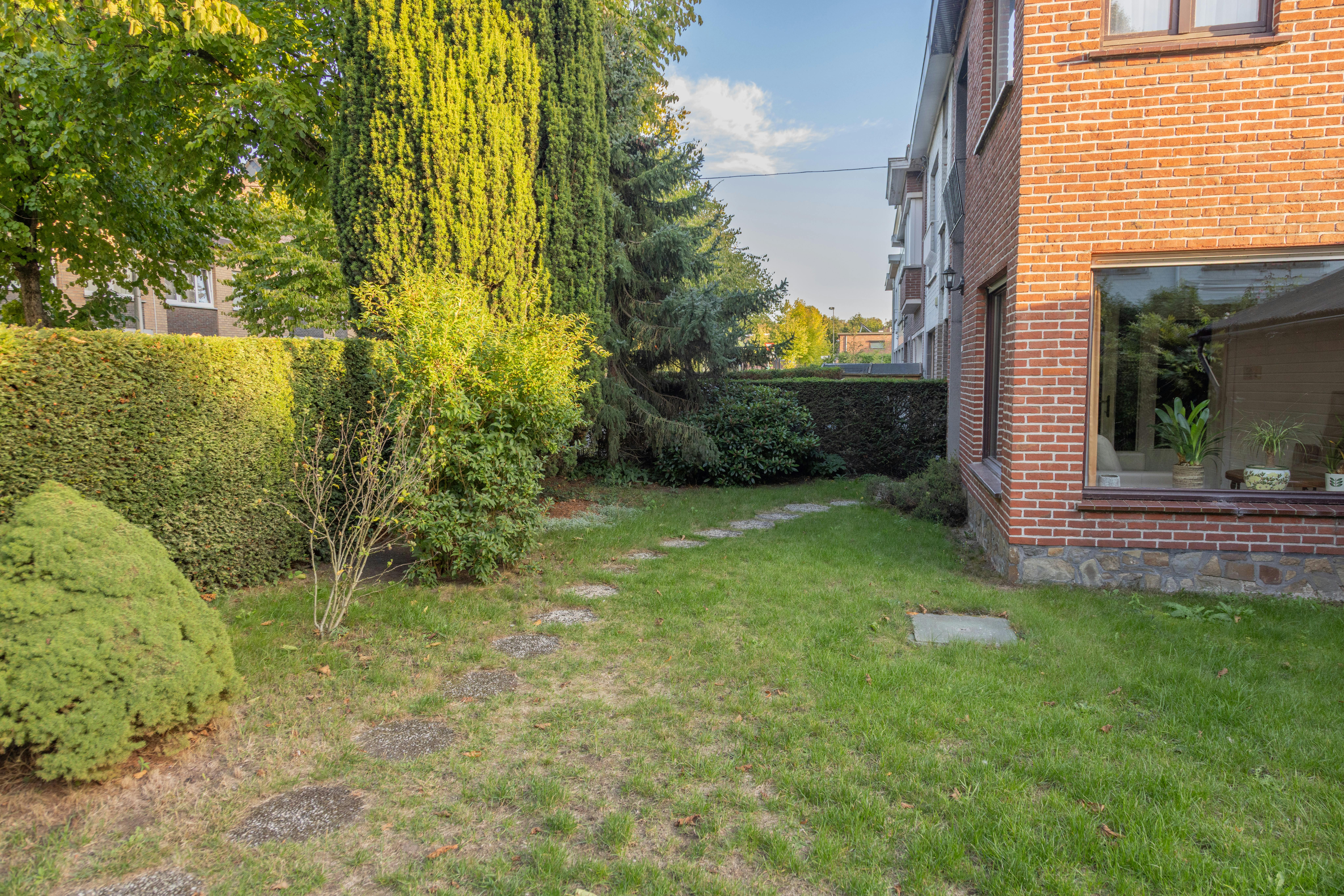 Halfopen huis met veel potentieel te Mariakerke foto 2