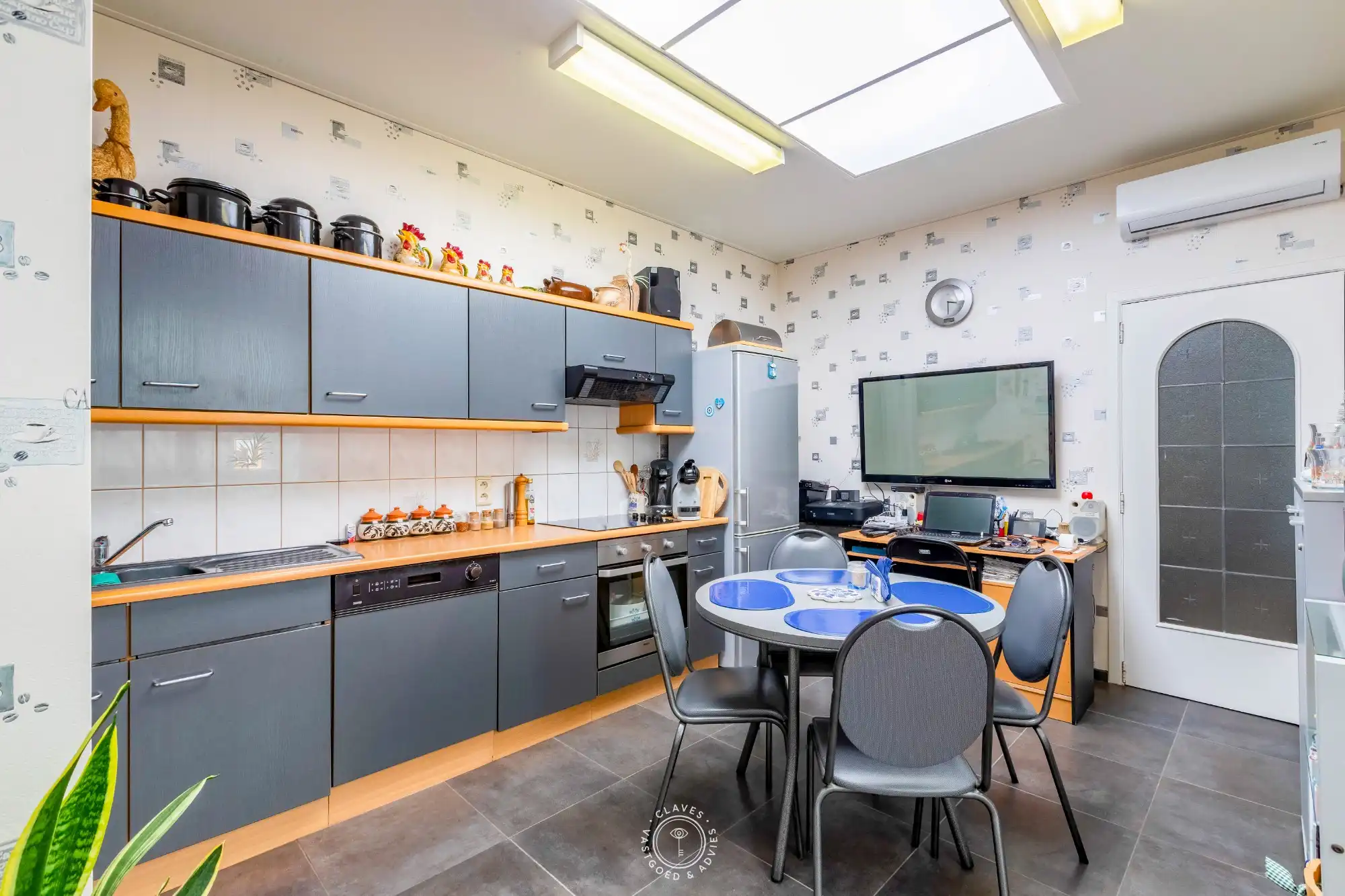 Opbrengsteigendom (ruime burgerwoning) bestaande uit 2 appartementen en garage foto 5