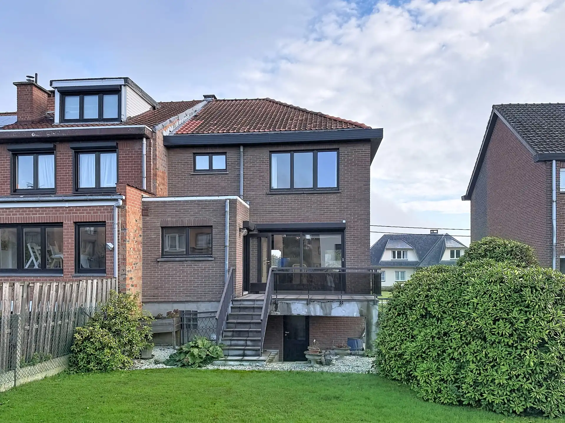 Ruime bel-etagewoning met 3 slaapkamers, dubbele garage en zonnige tuin in Dilbeek! foto 3