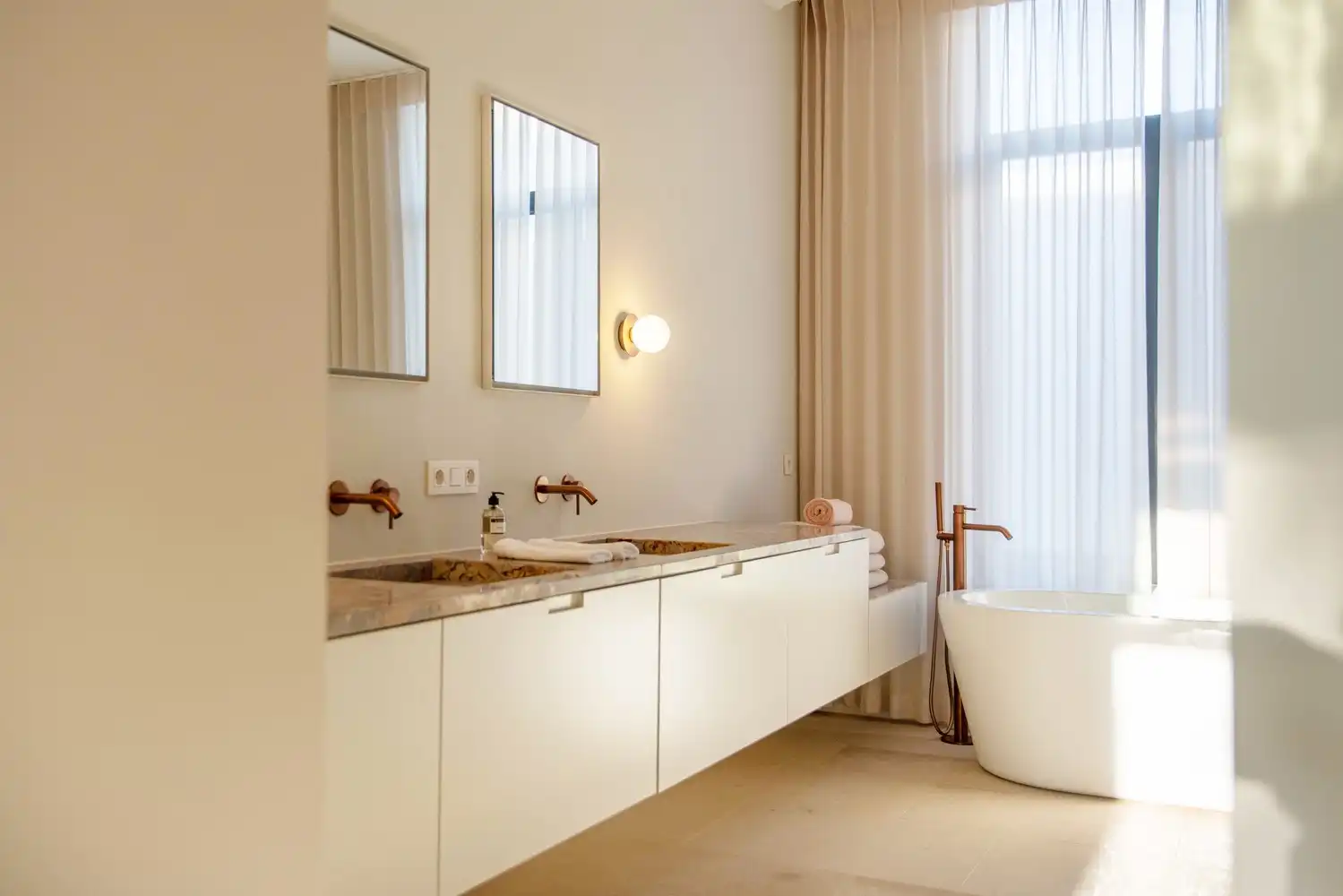 Prestigieuze en totaalgerenoveerde herenwoning. foto 2