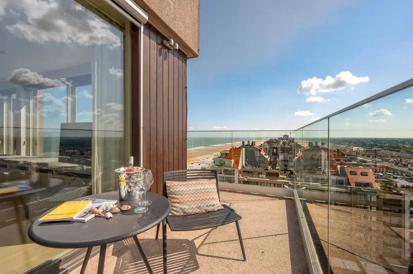 Uitzonderlijke penthouse gelegen op de Zeedijk aan het Van Bunnenplein met panoramische zichten foto 11