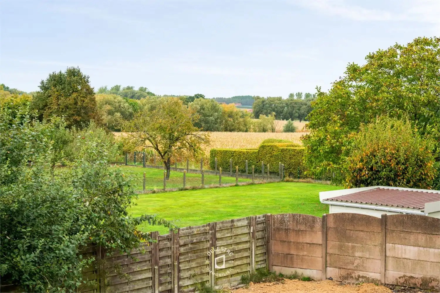 RUSTIG GELEGEN HALFOPEN MET TUIN EN GARAGE foto 4