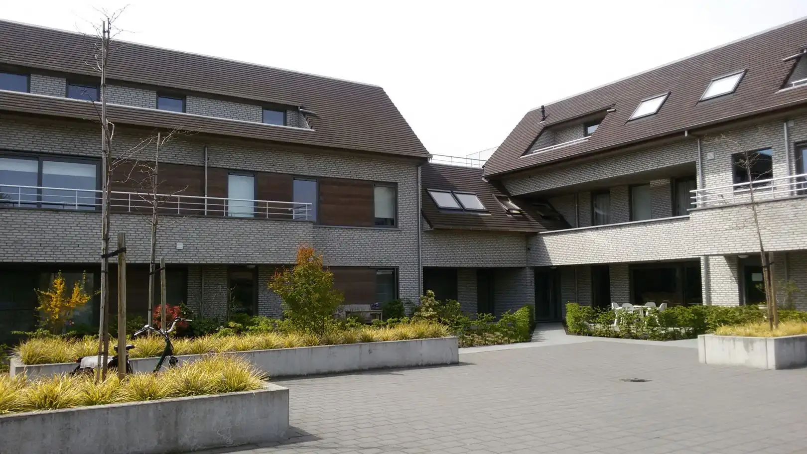 Ruim gelijkvloersappartement met groot terras en 2 slaapkamers. foto {{pictureIndex}}