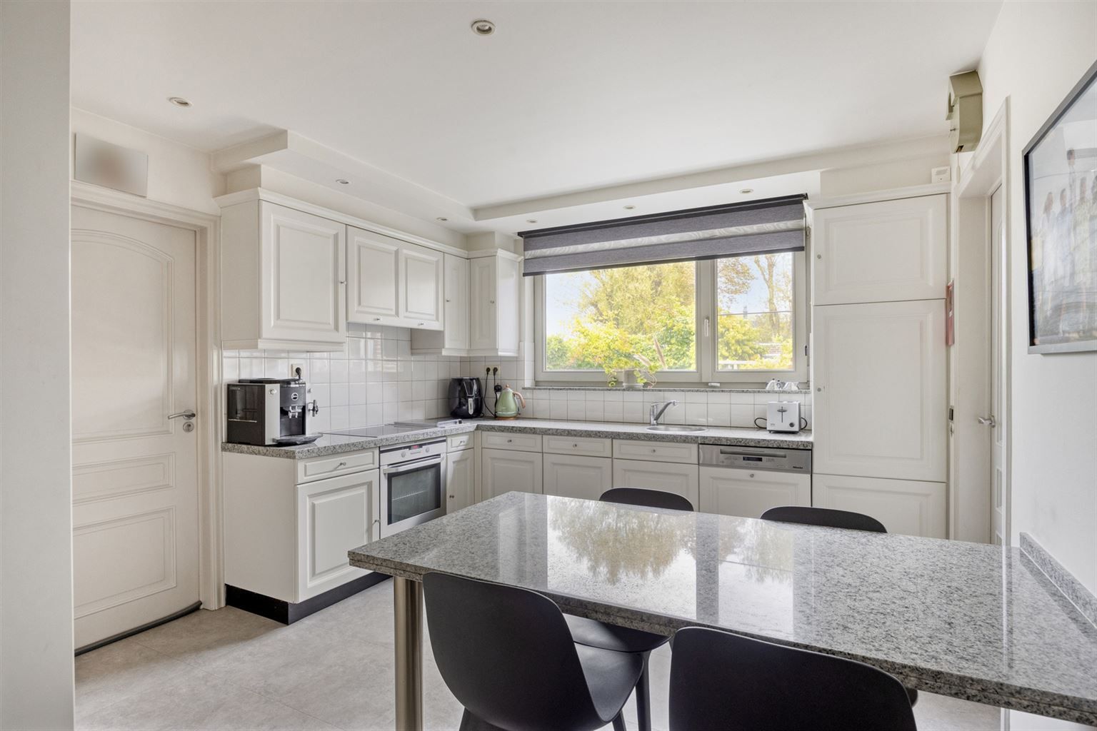 Gelijkvloerse, vrijstaande woning met 3 slaapkamers, omheinde tuin en garage op een rustige locatie nabij het centrum van Maaseik. foto 12