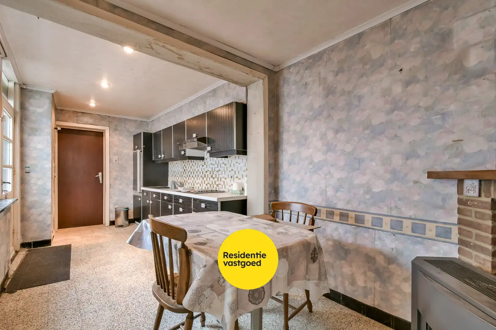 Te renoveren woning in hartje Torhout! foto 9