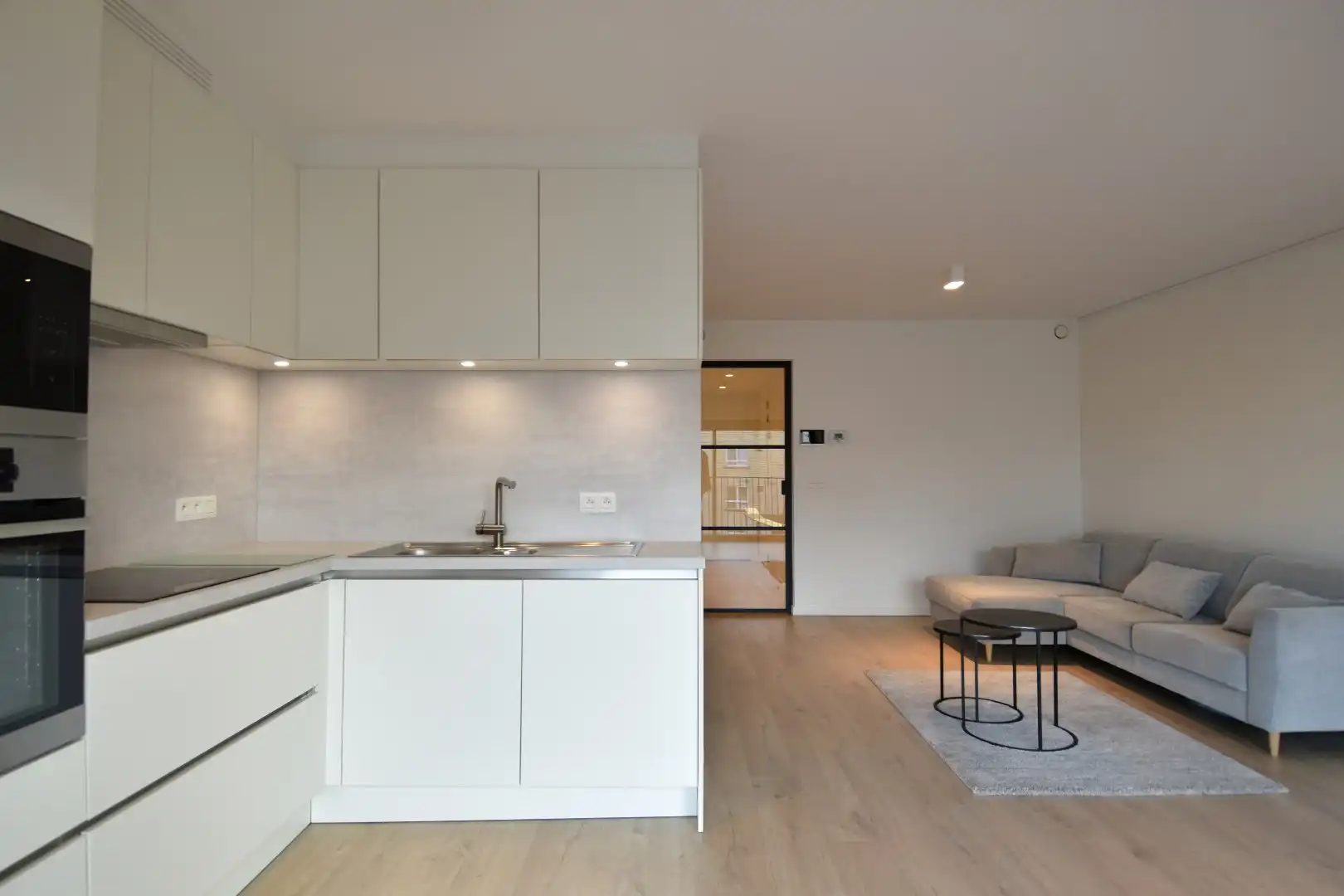 Luxe 1 slaapkamer appartement met terras in centrum Kortrijk foto 2