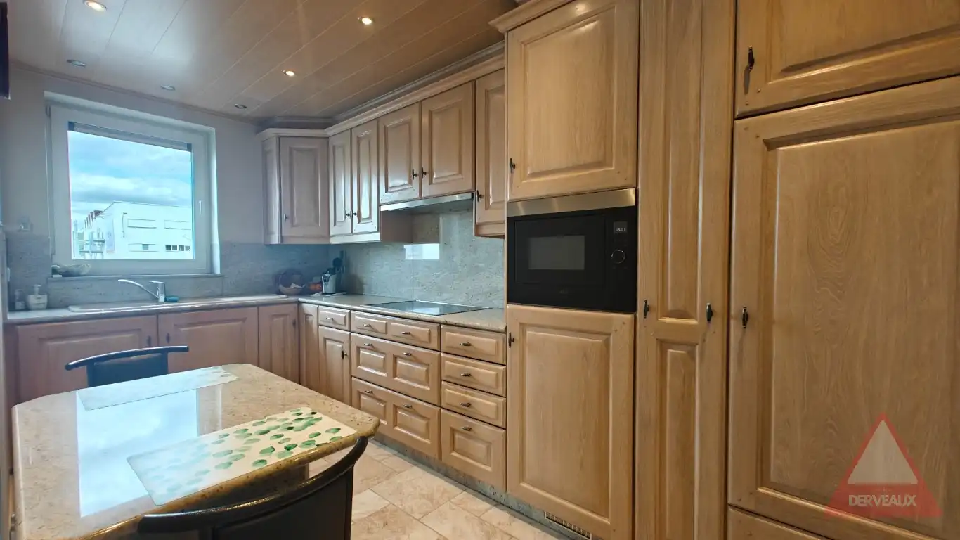 Ieper - Ruim en lichtrijk appartement met zonnig terras rondom foto 6