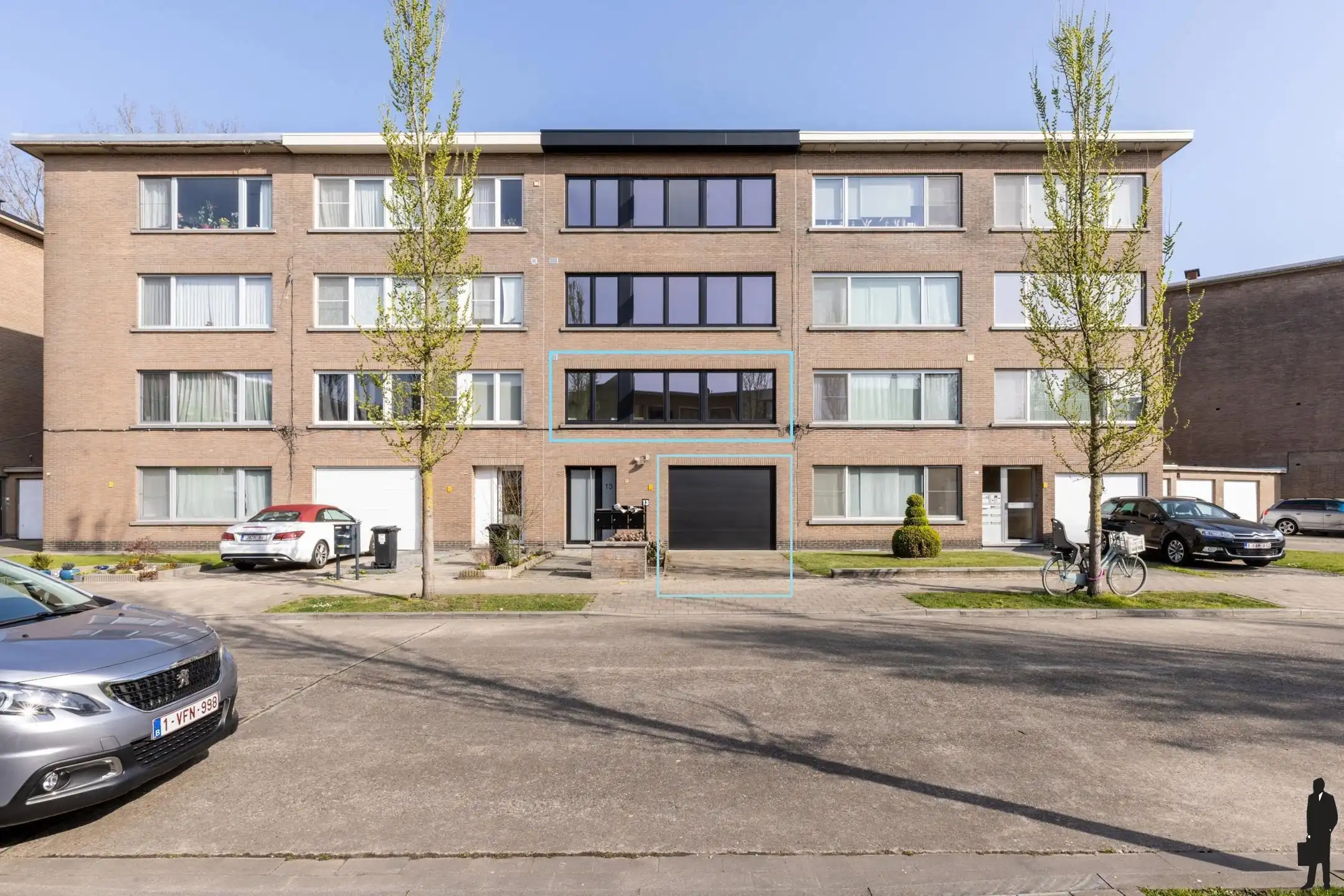 Gerenoveerd app met 2 slpk, terras en ruime inpandige garage foto 2